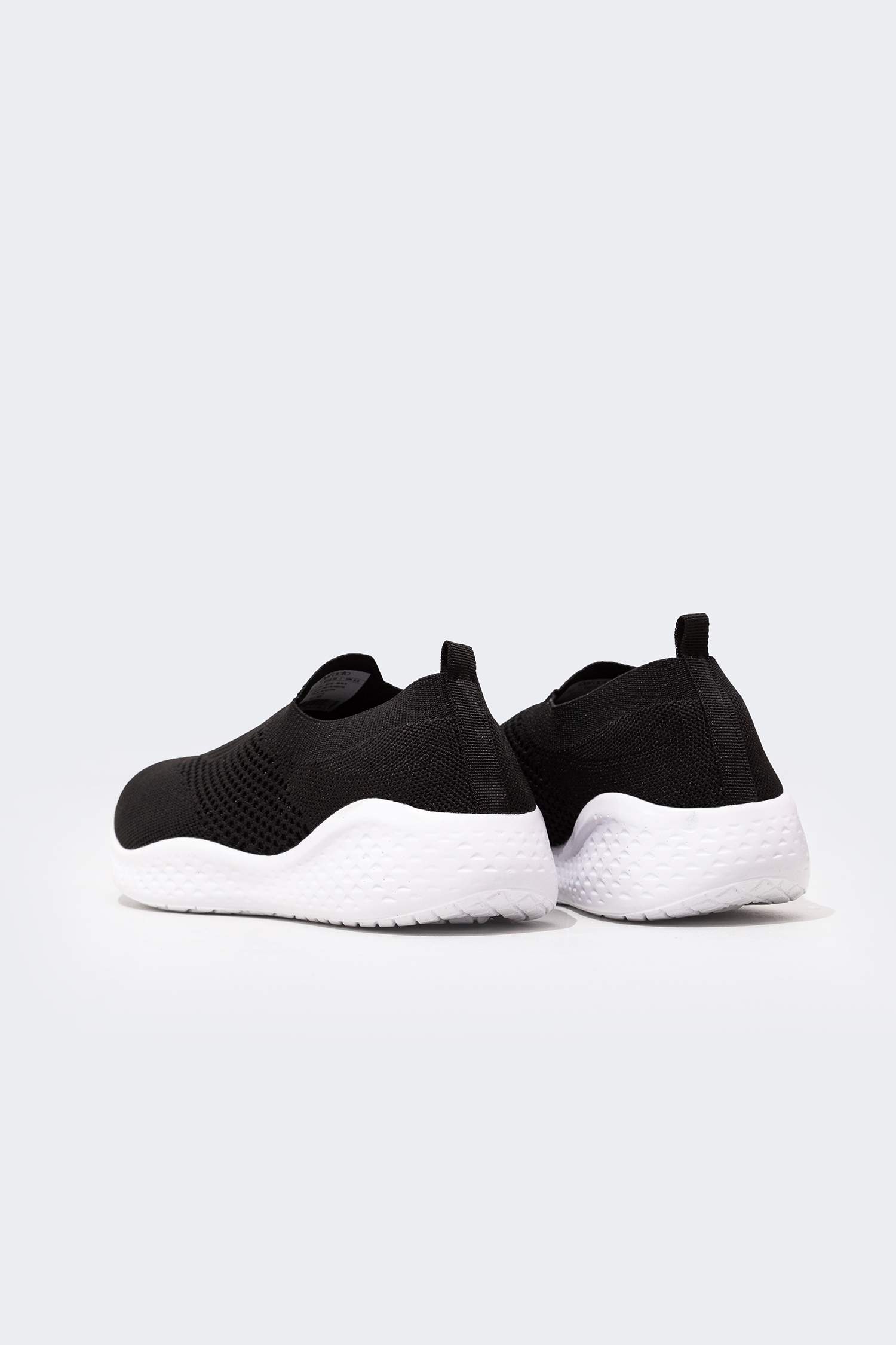 سنيكرز اولادي سليب أون بكعب مسطح