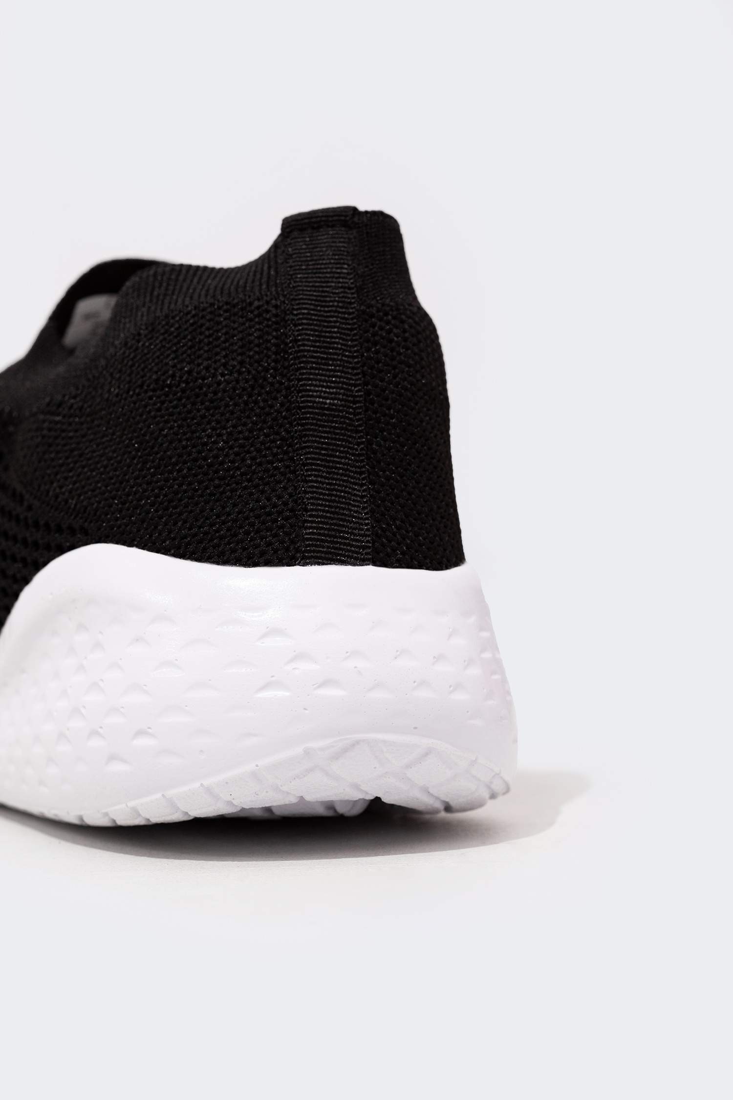 سنيكرز اولادي سليب أون بكعب مسطح