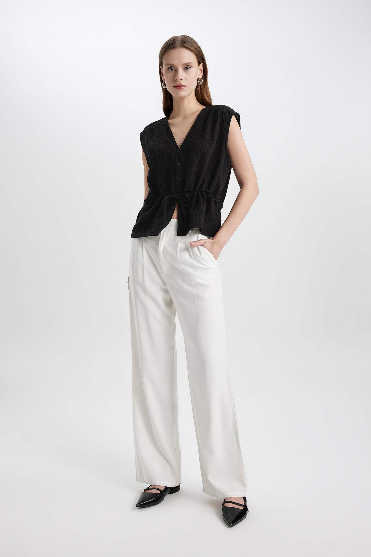 بلوزة بدون كم سليم فيت برقبة V