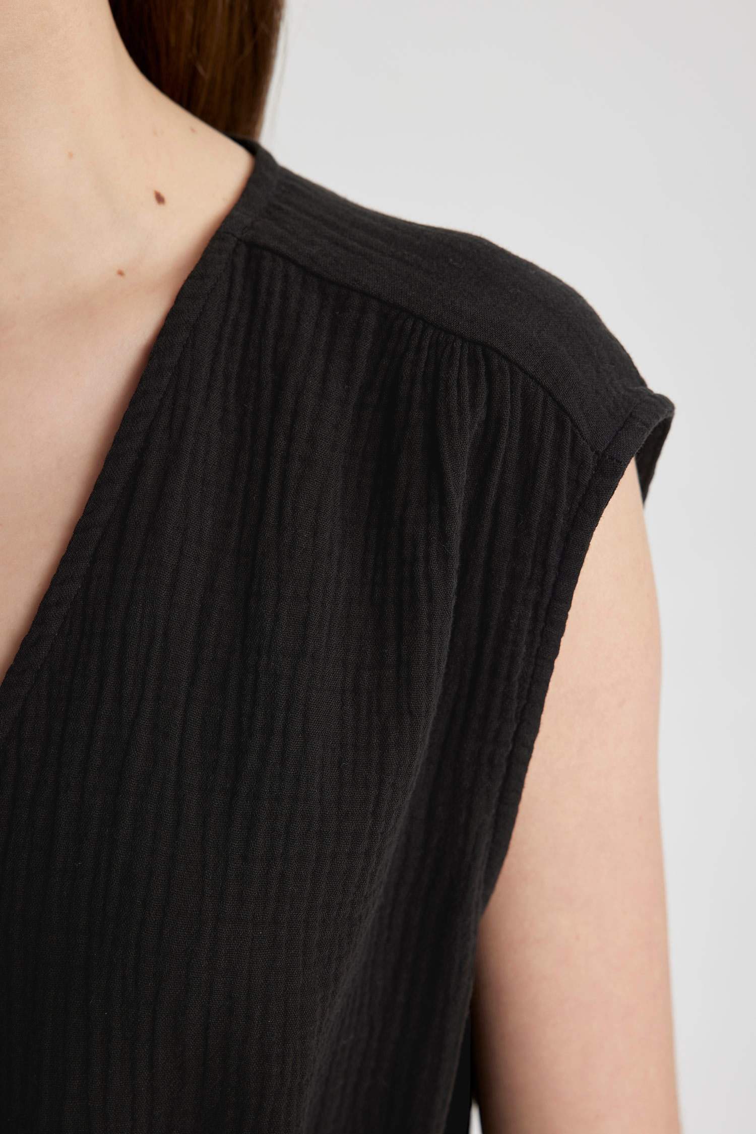 بلوزة بدون كم سليم فيت برقبة V