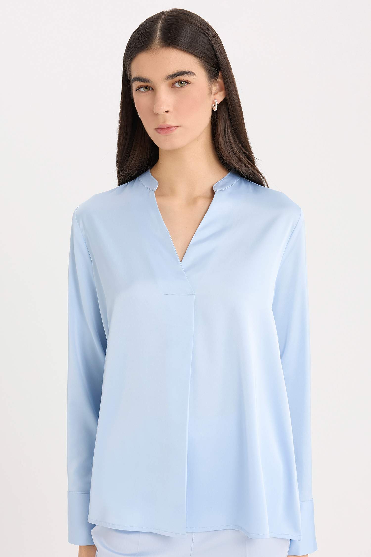 Blouse en satin à col V et manches longues à coupe régulière