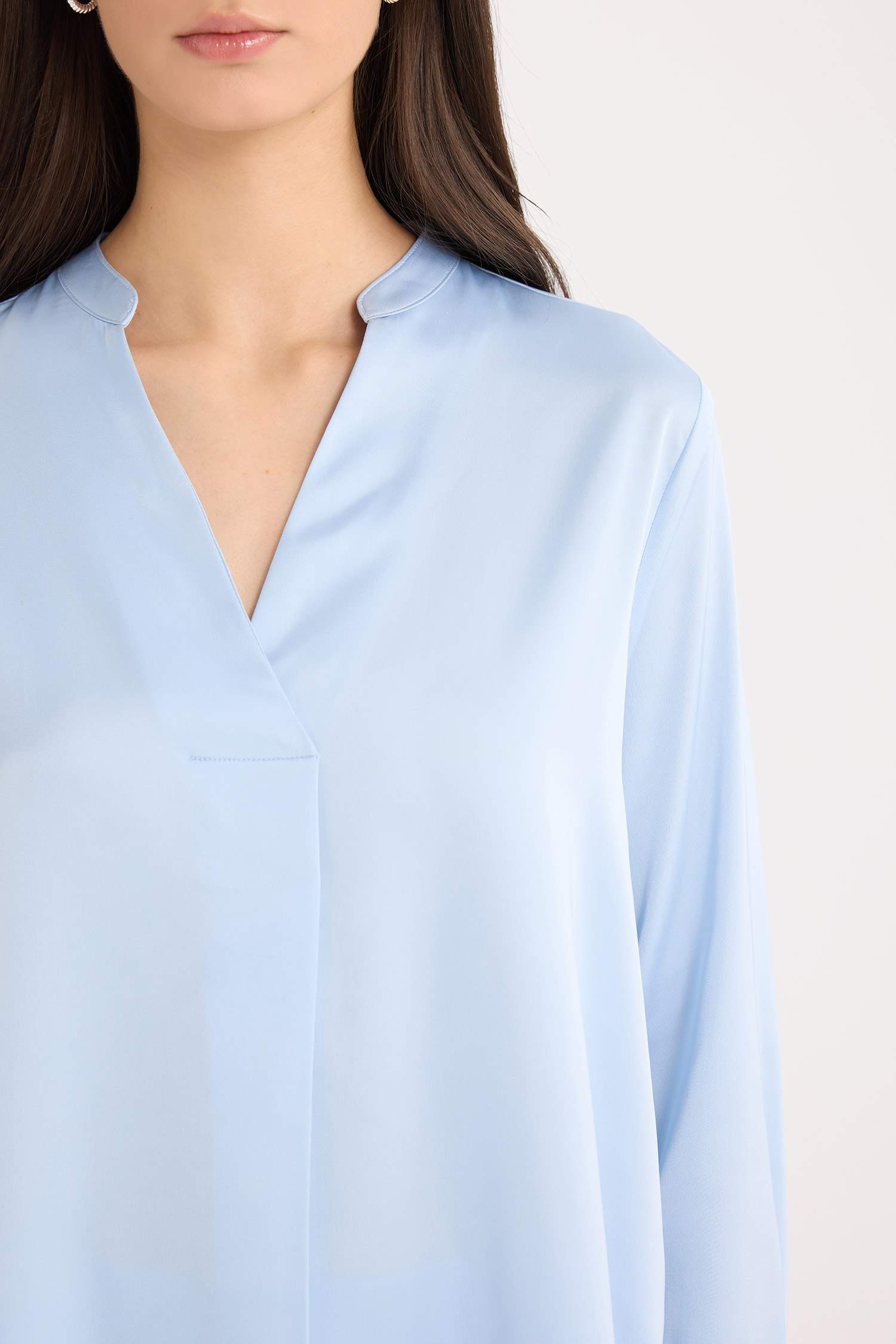 Blouse en satin à col V et manches longues à coupe régulière