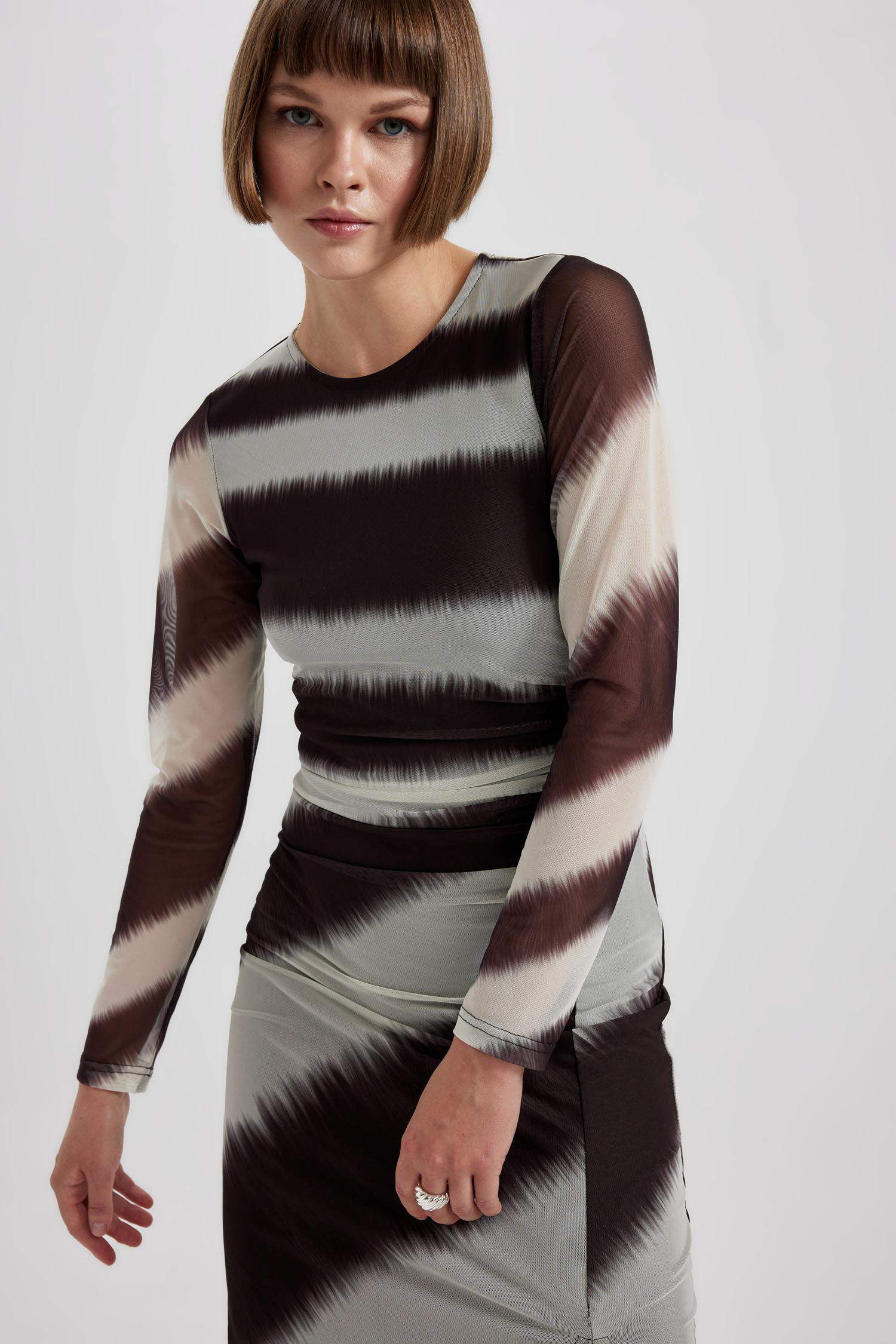 тығыз көйлек дөңгелек жаға ұзын жеңді Ұзын жеңді трикотаж көйлек