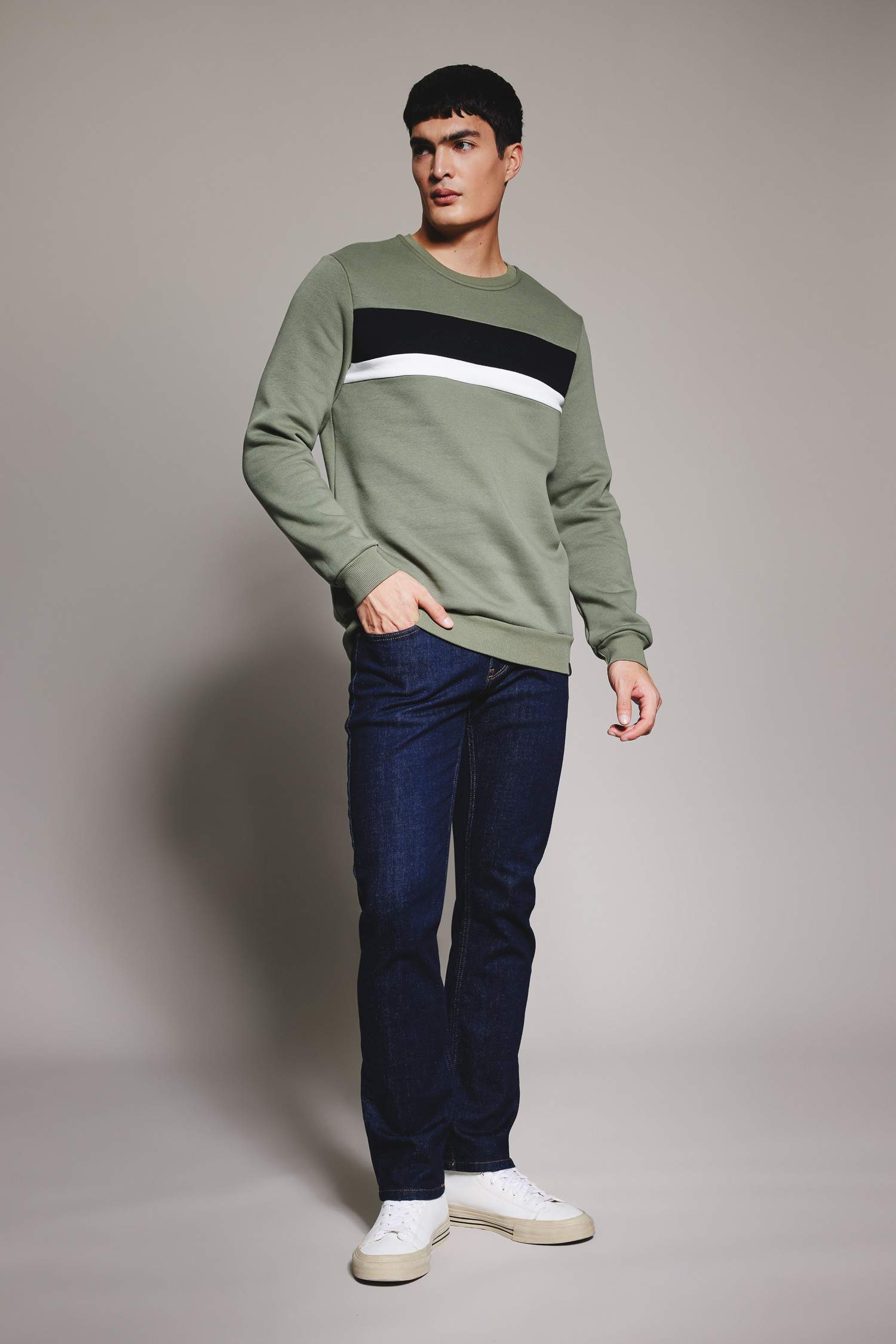 سويت شيرت بقصة عادية برقبة مستديرة