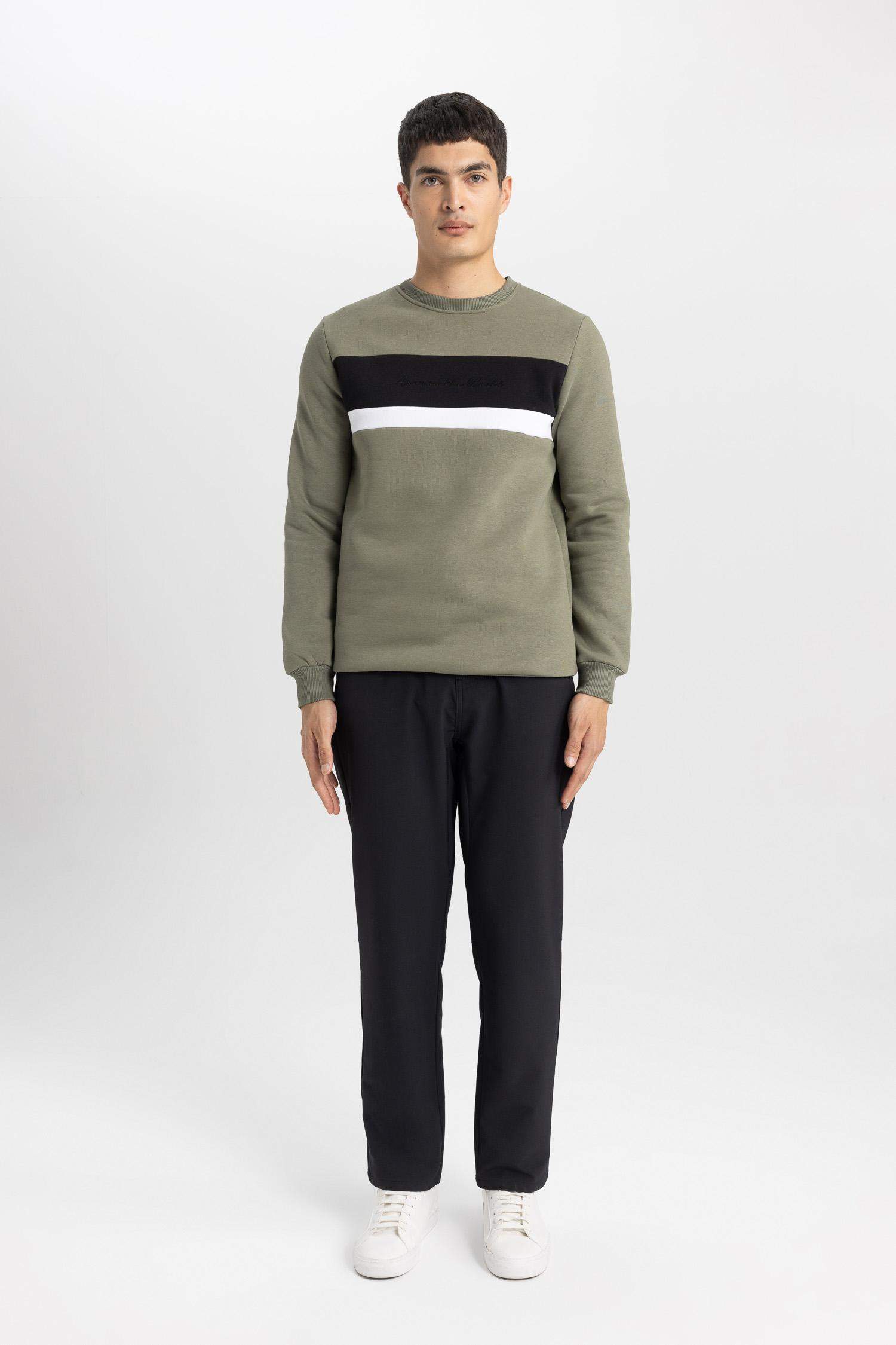 سويت شيرت بقصة عادية برقبة مستديرة