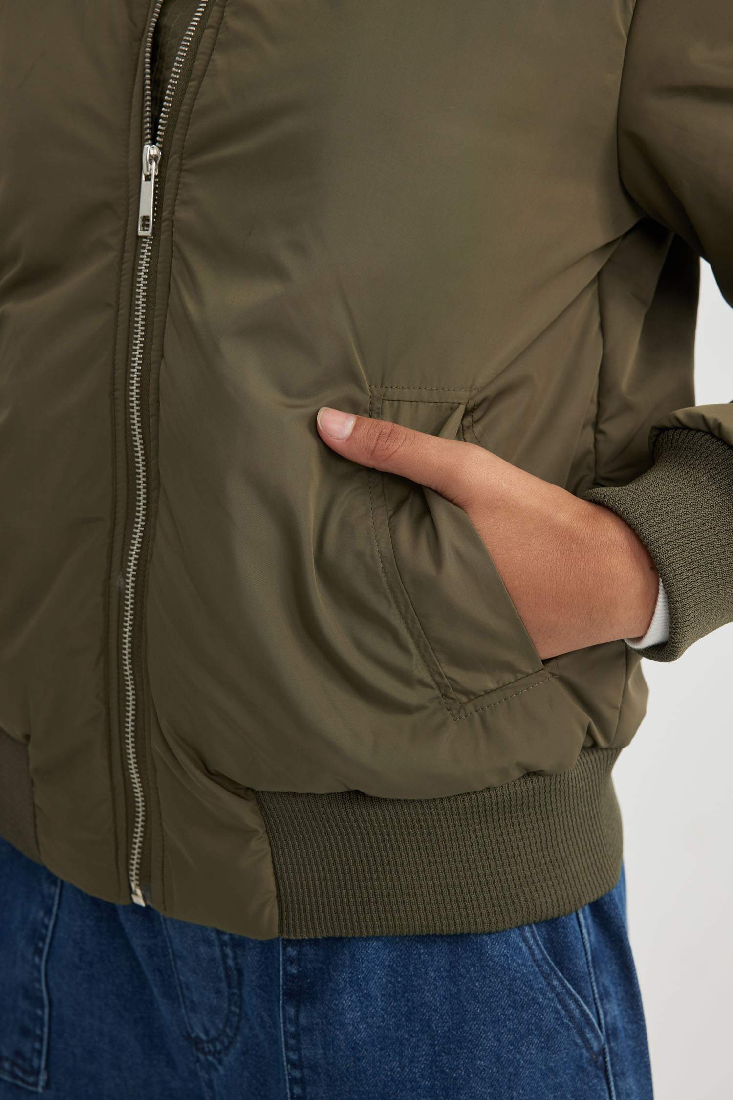 جاكيت بومبر قصة عادية وتر برووف