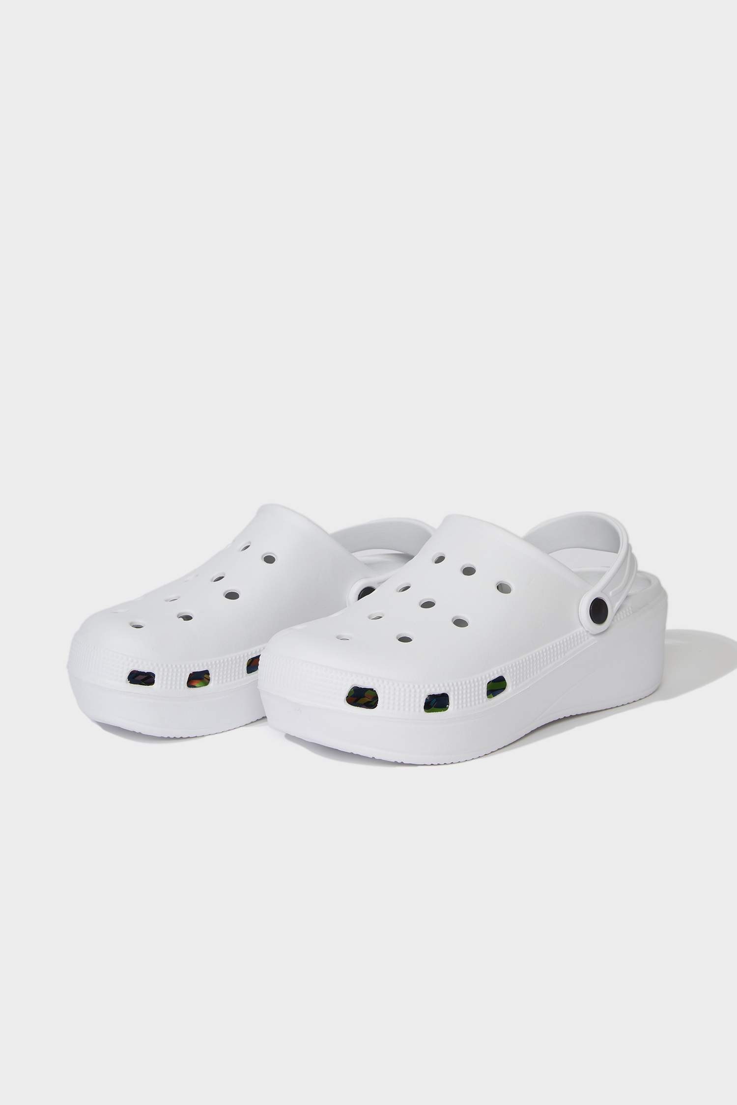 شبشب نسائي بكعب مسطح