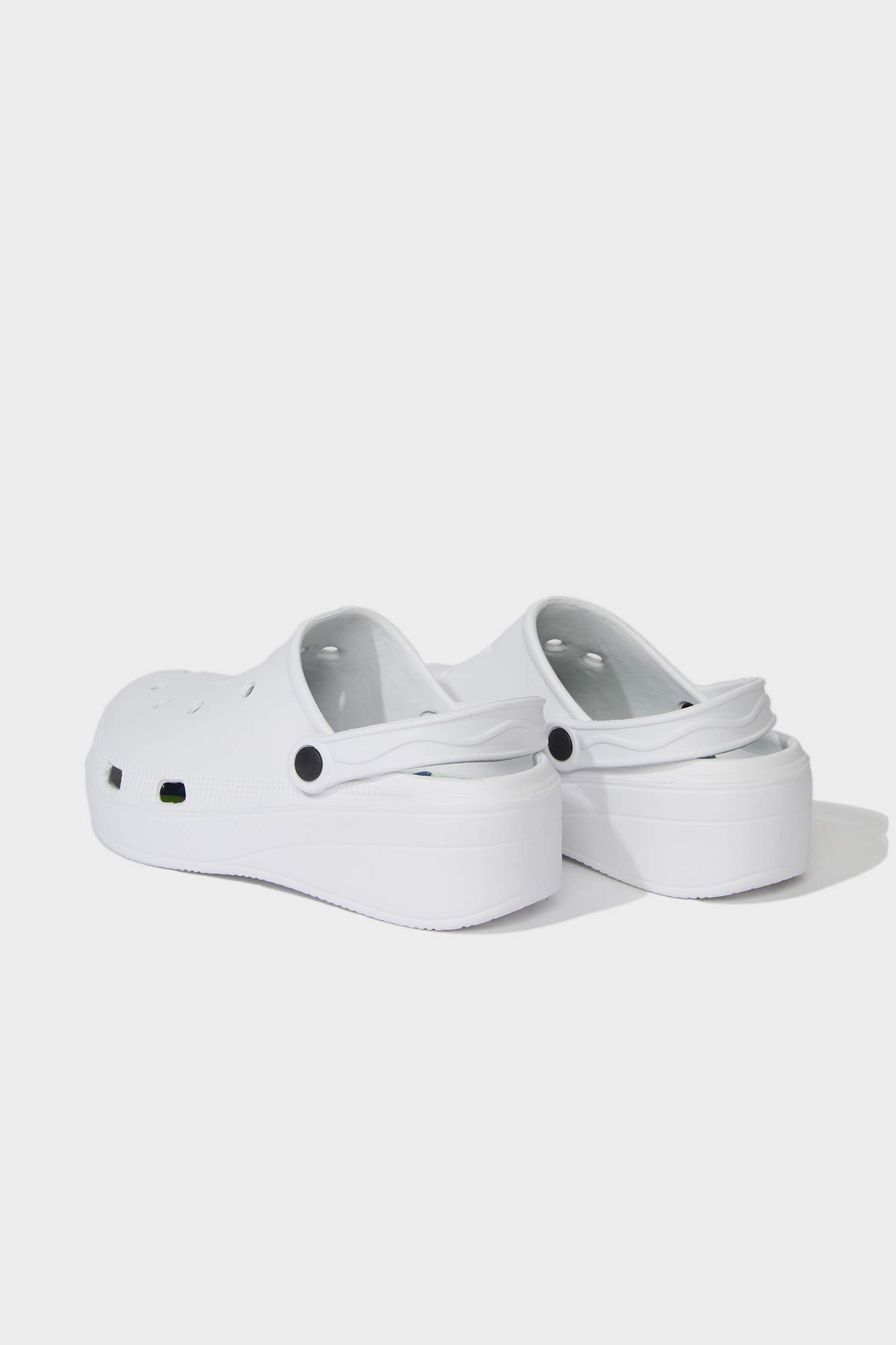 شبشب نسائي بكعب مسطح