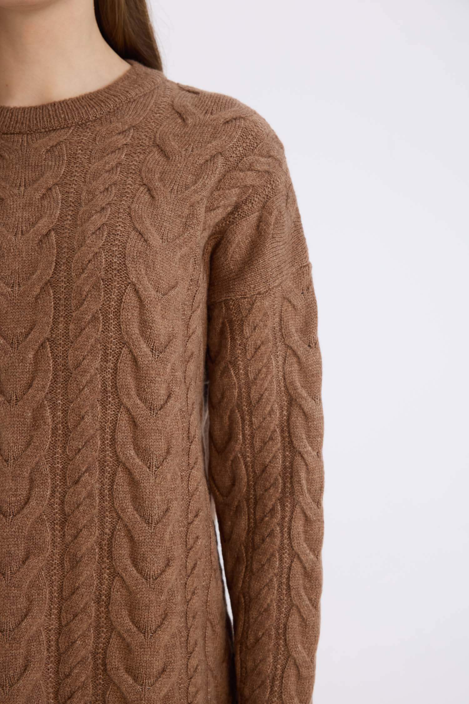 بلوفر تريكو برقبة مستديرة مع تصميم مضفر بقصة عادية