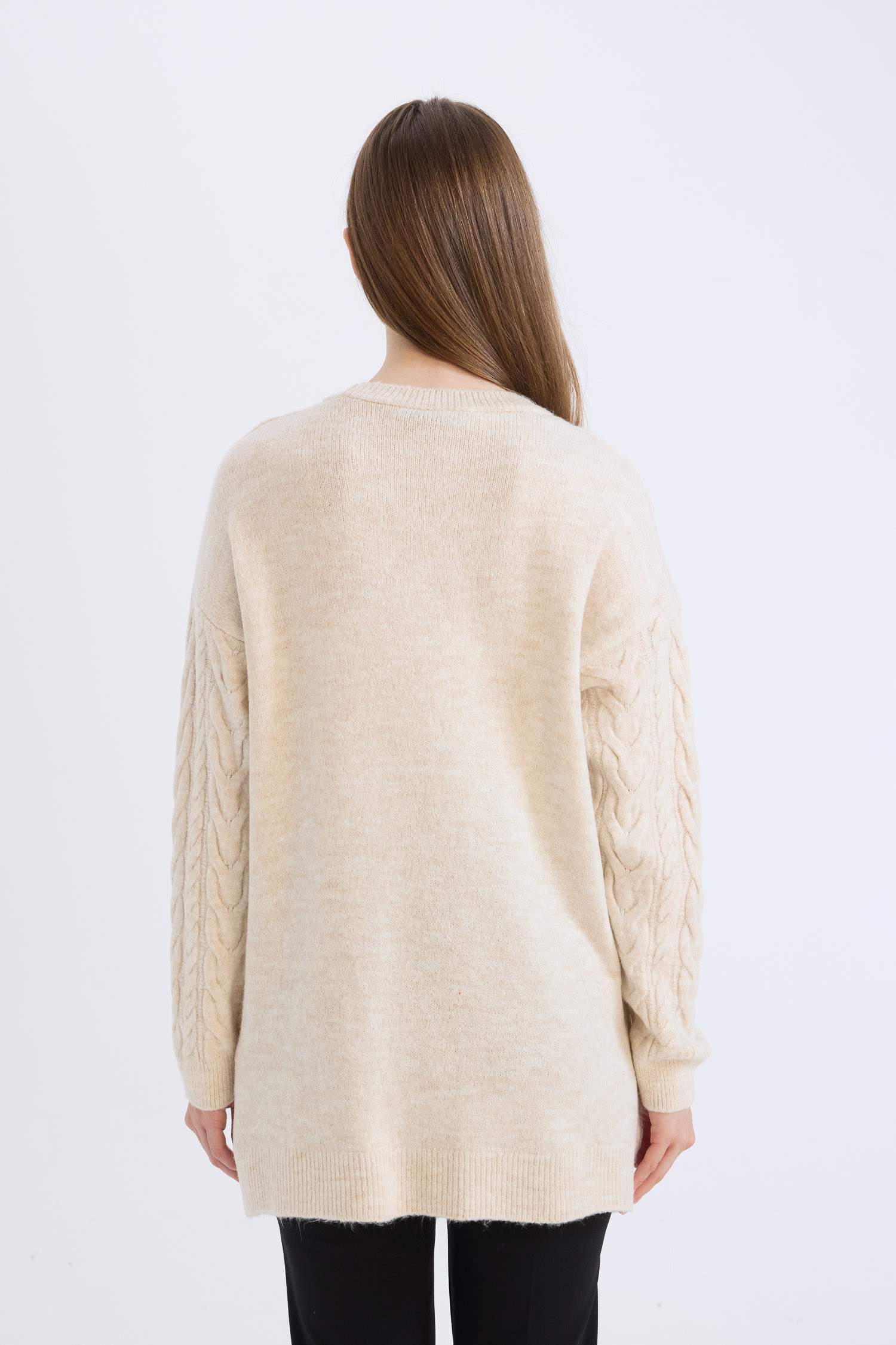 بلوز تريكو قصة عادية وياخة مستديرة