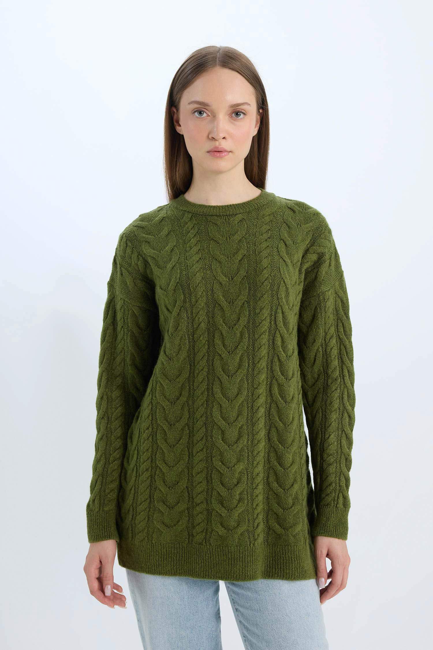 بلوفر تريكو برقبة مستديرة مع تصميم مضفر بقصة عادية