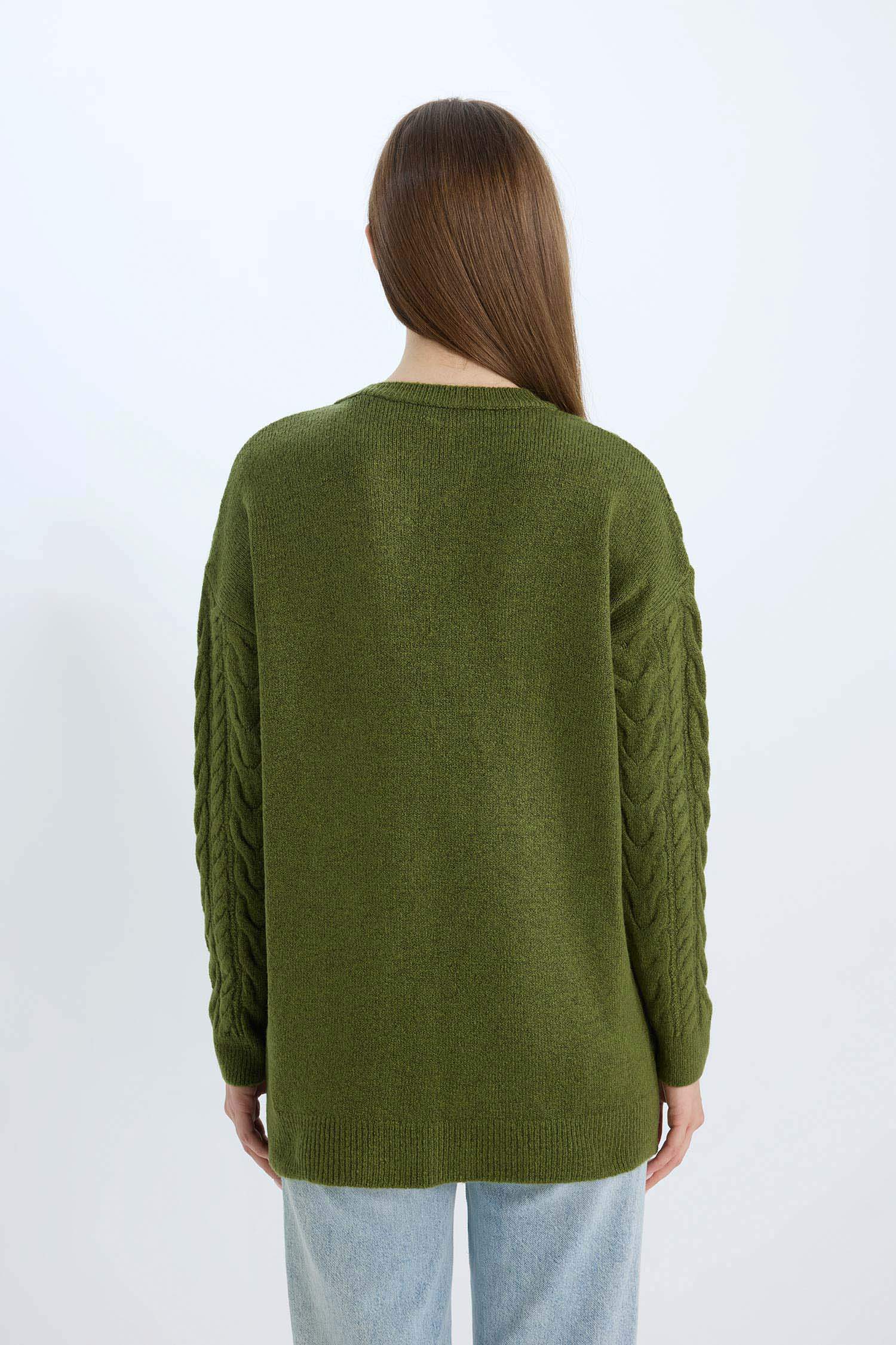 بلوفر تريكو برقبة مستديرة مع تصميم مضفر بقصة عادية