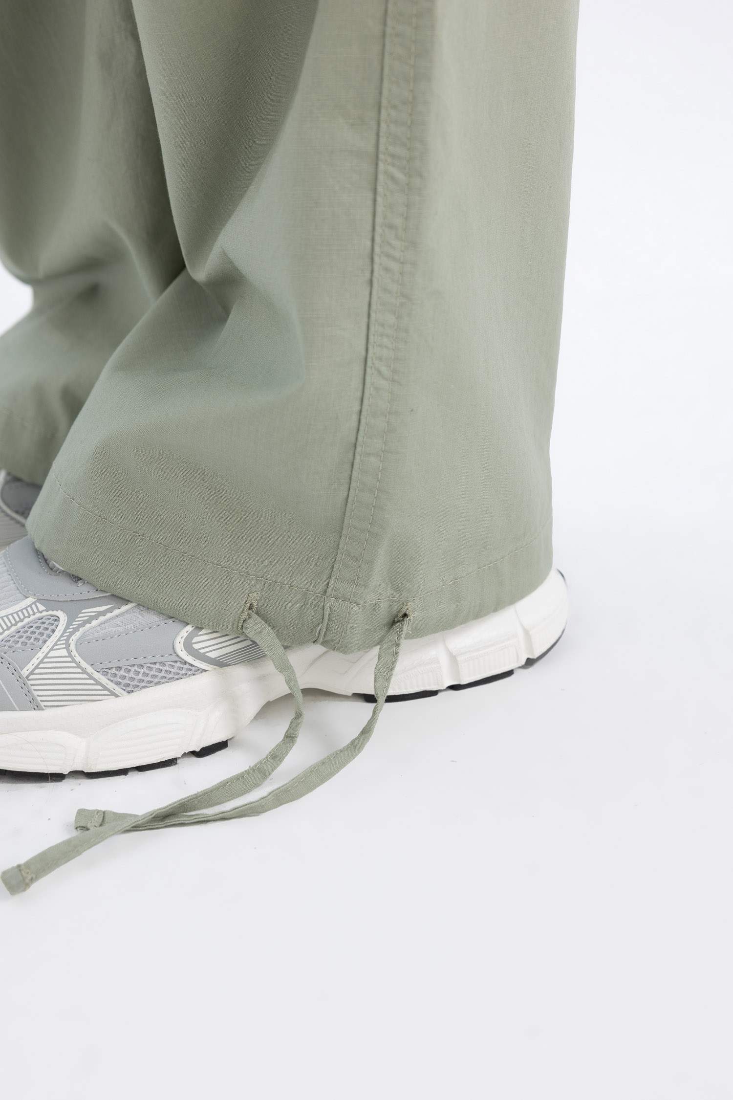 Pantalon large en gabardine style parachute