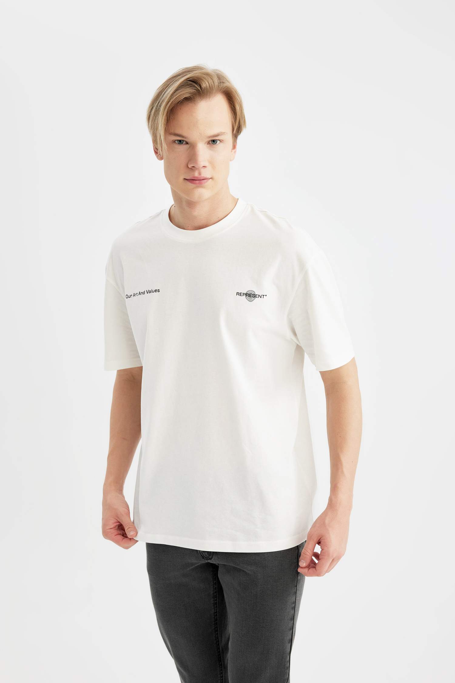 تيشيرت نص ردن قصة مريحة بطبعة شعار