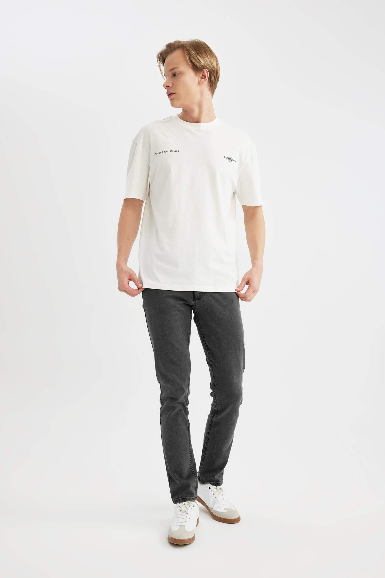 تيشيرت نص ردن قصة مريحة بطبعة شعار