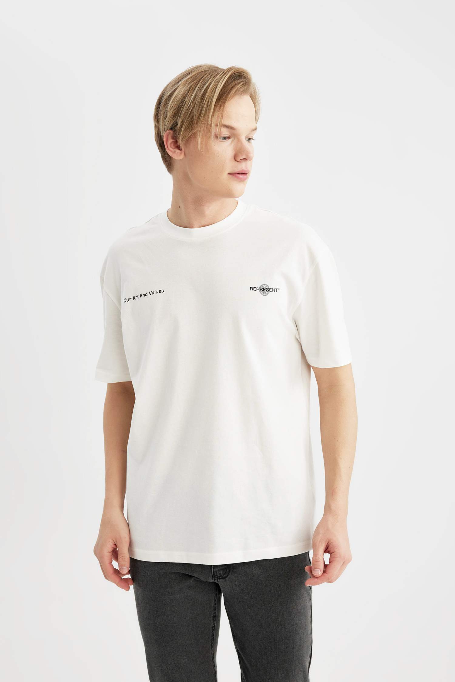 تيشيرت نص ردن قصة مريحة بطبعة شعار