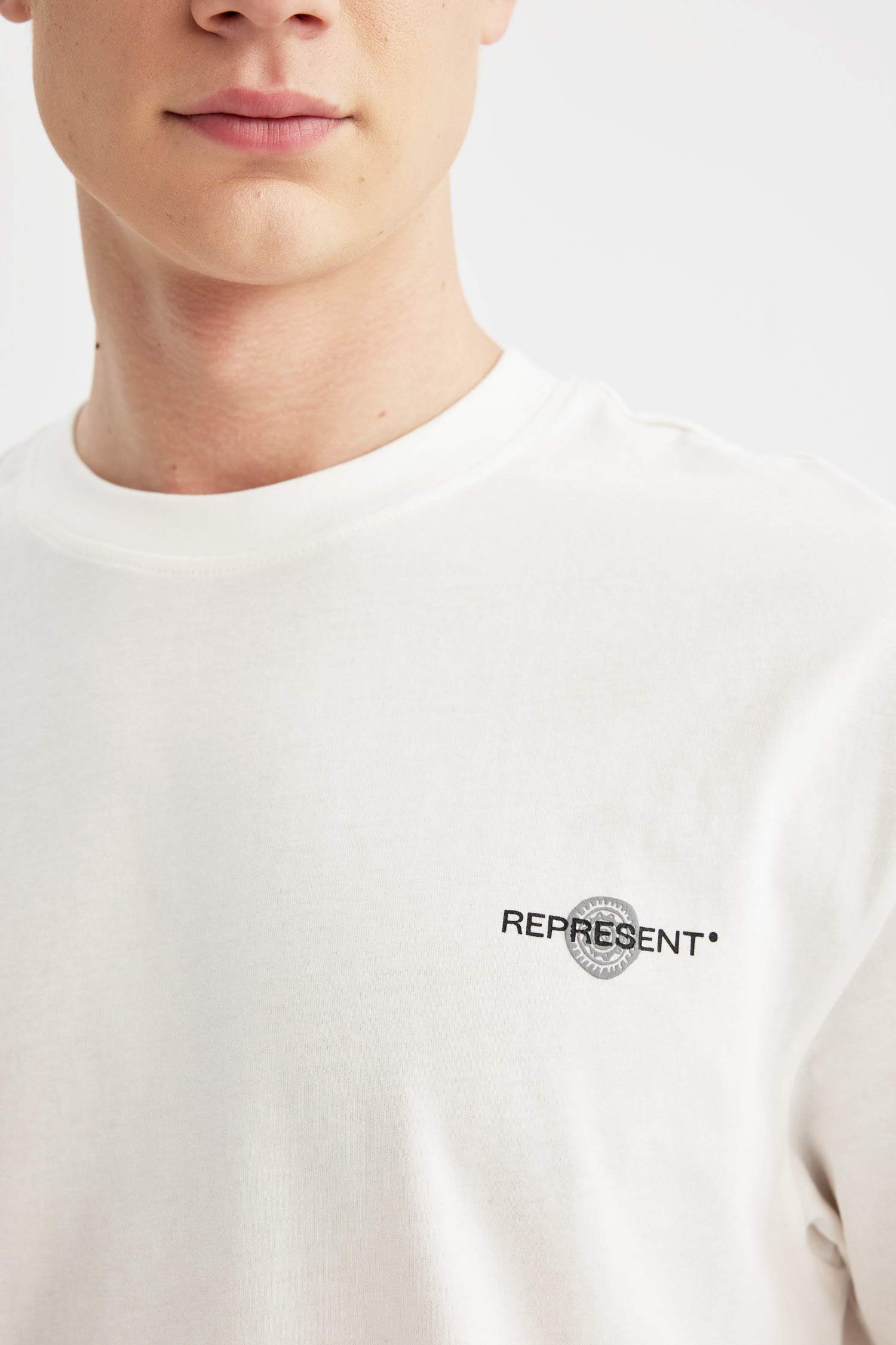 تيشيرت نص ردن قصة مريحة بطبعة شعار