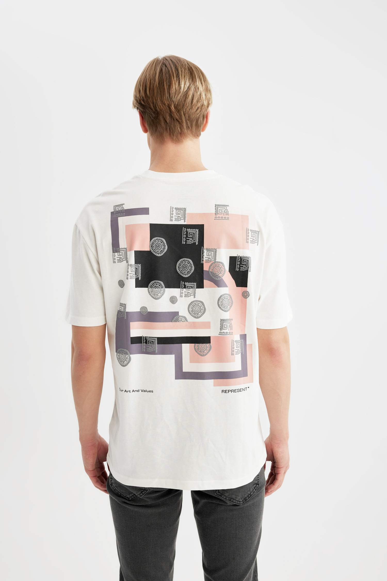 تيشيرت نص ردن قصة مريحة بطبعة شعار