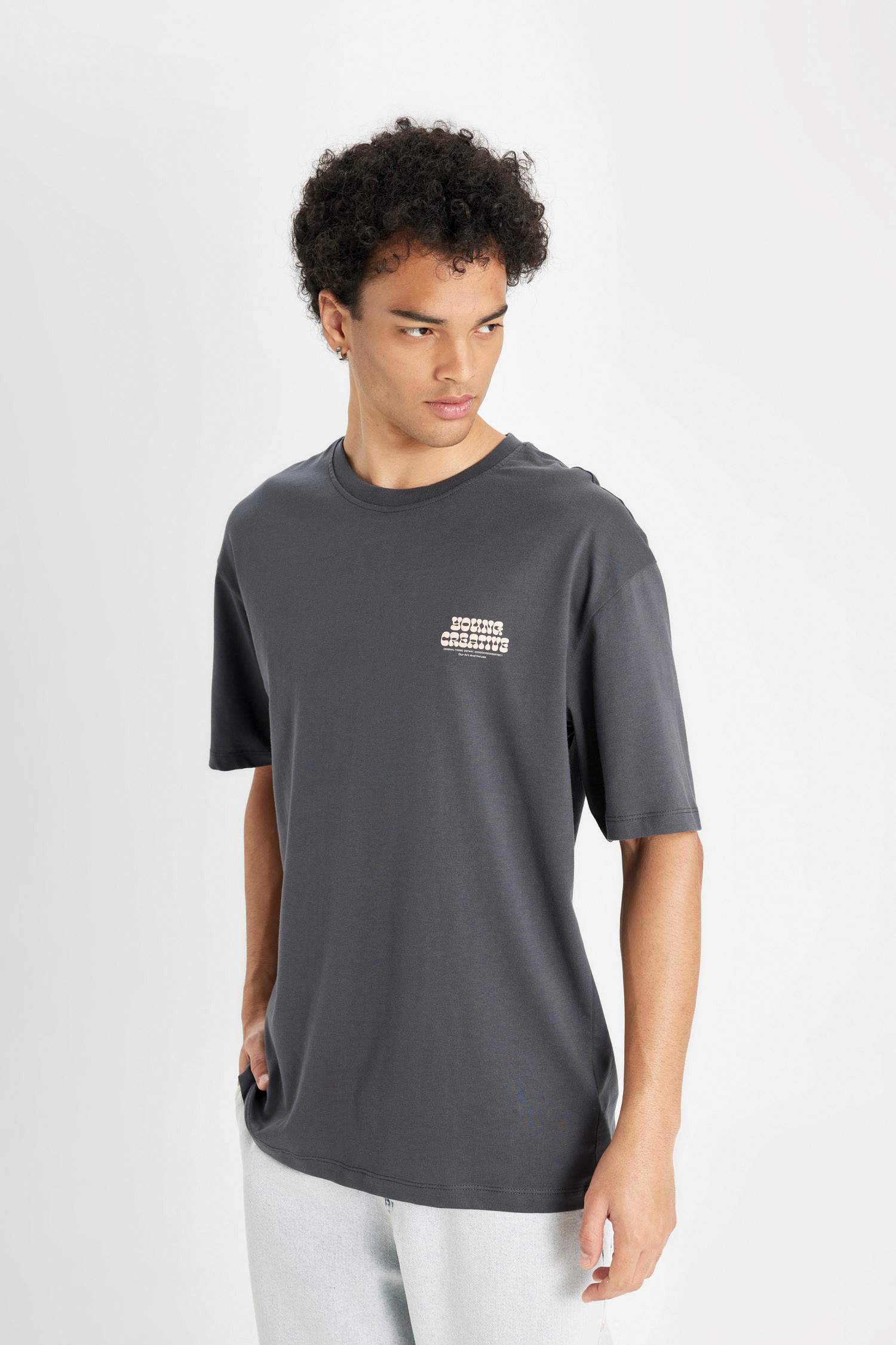 %100 Pamuk Comfort Regular Fit Rahat Kesim Bisiklet Yaka Sırt Baskılı Kısa Kollu Tişört