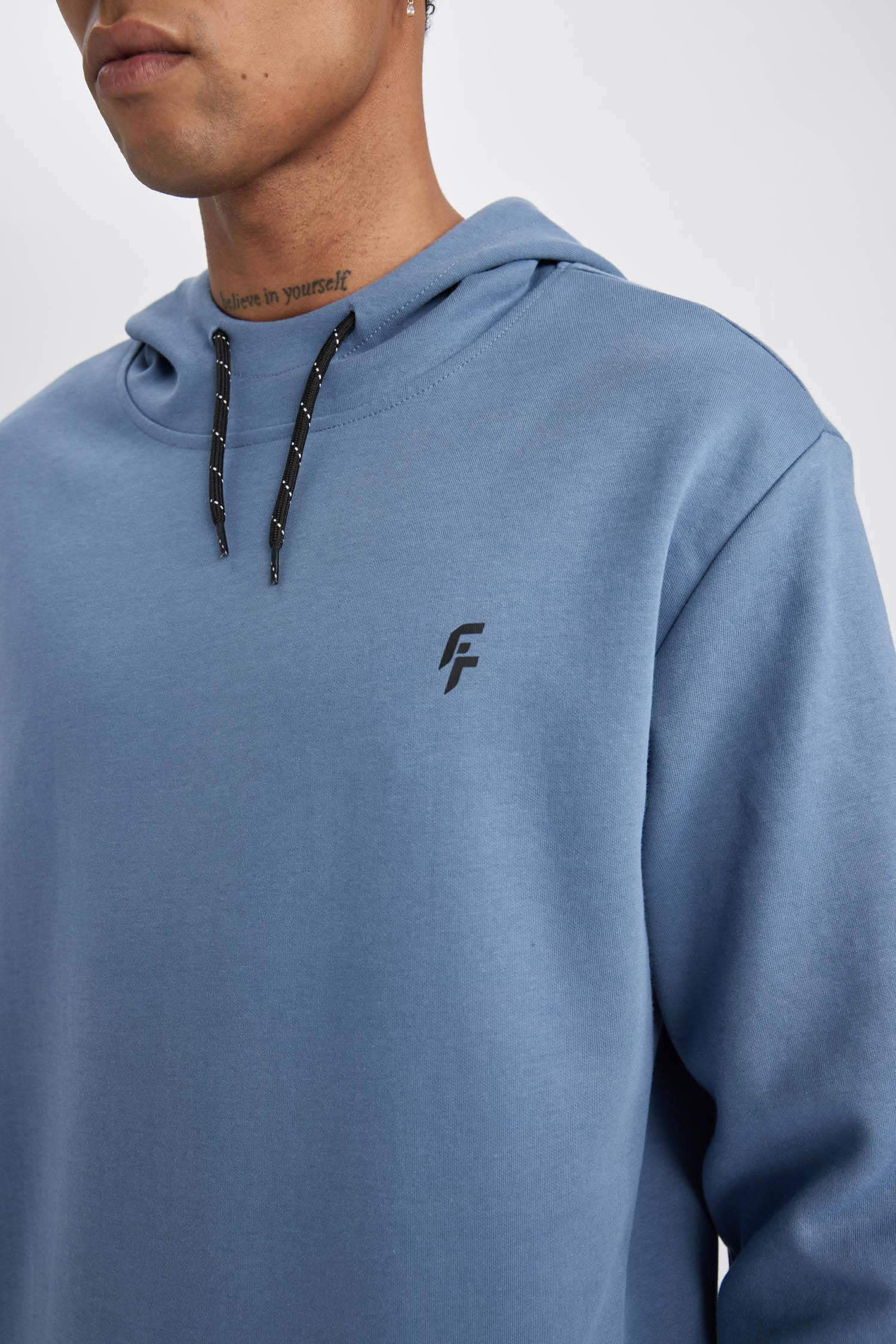 سويت شيرت قصة عادية بغطاء للرأس من DeFactoFit