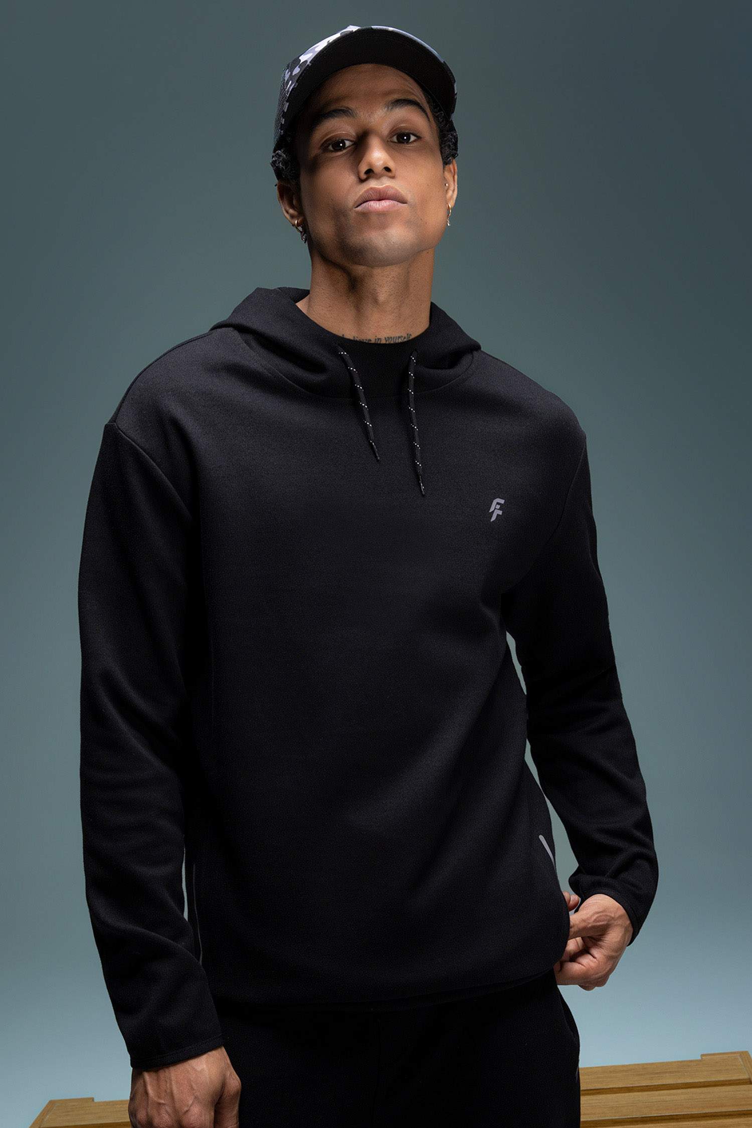 سويت شيرت قصة عادية بغطاء للرأس من DeFactoFit