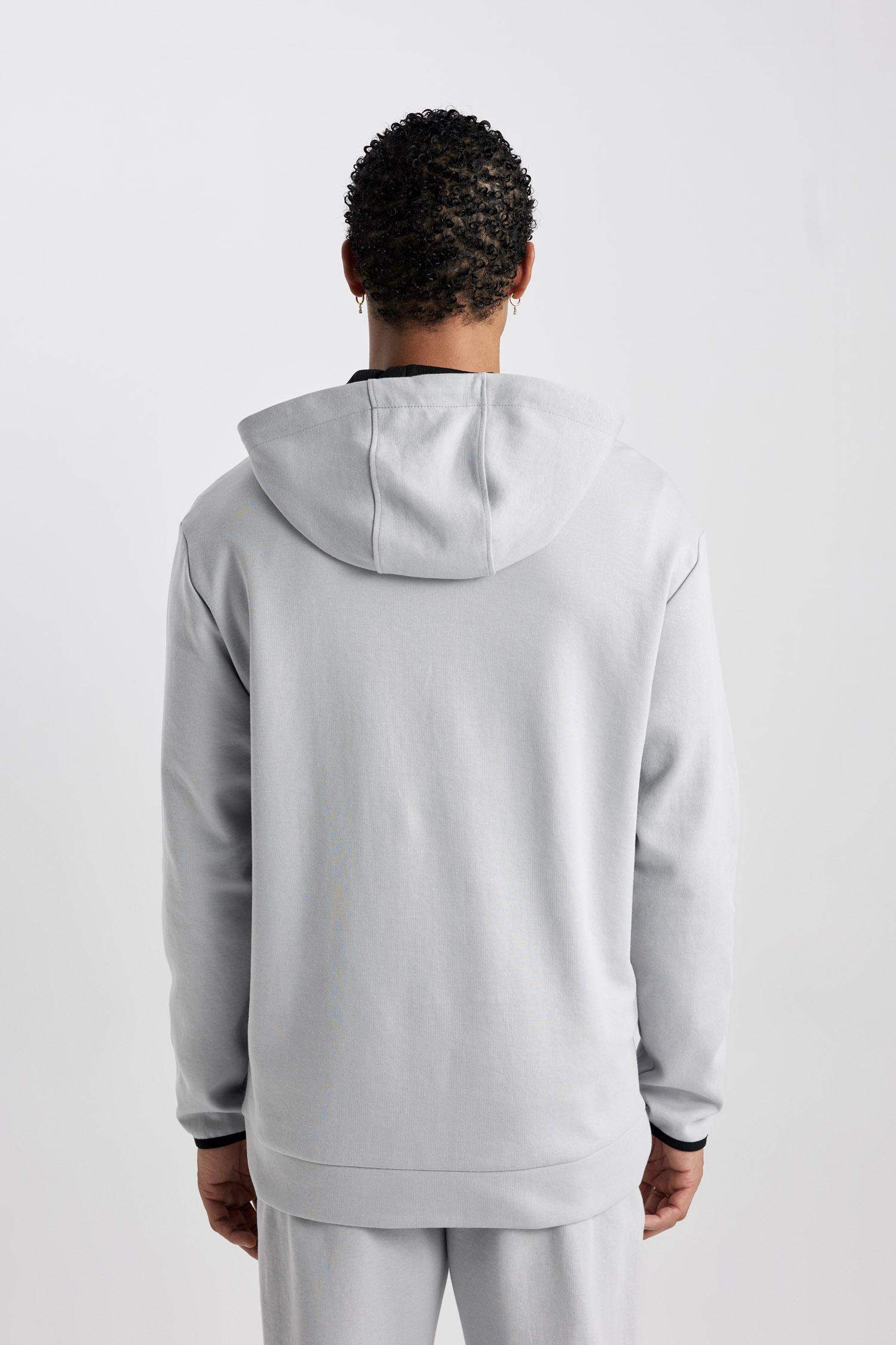 Standart Fit Kapüşonlu Baskılı Cepli Sporcu Sweatshirt