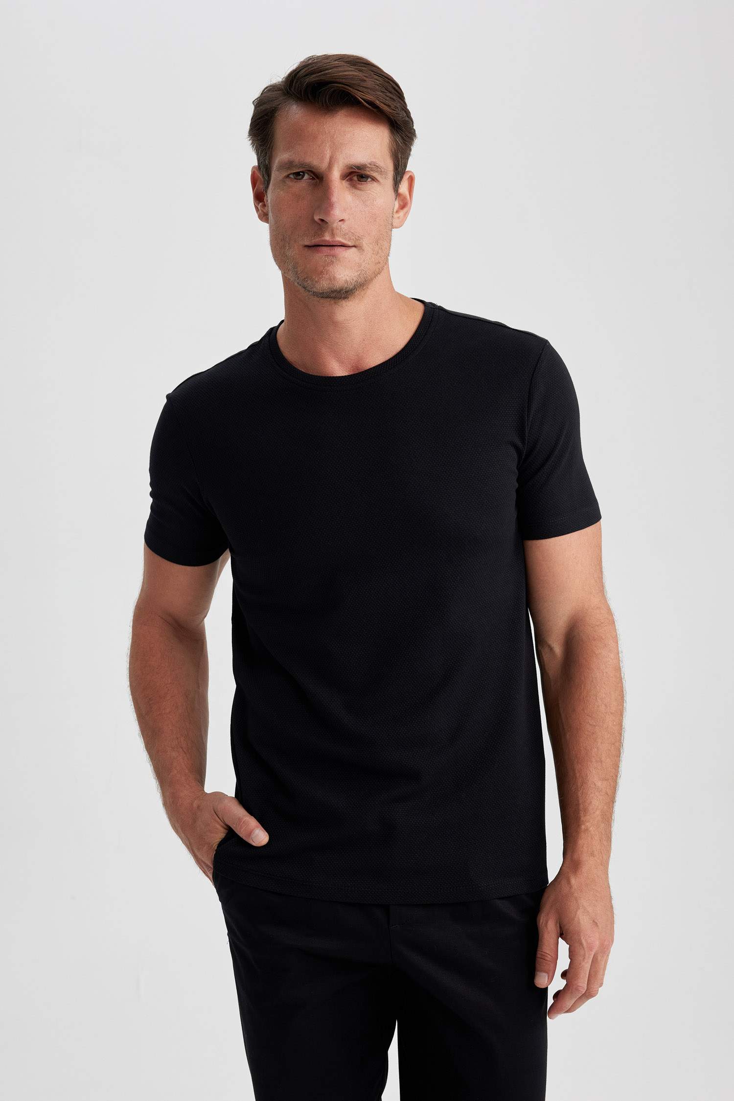 Black MEN Slim Fit Crew Neck TShirt 2935731 DeFacto