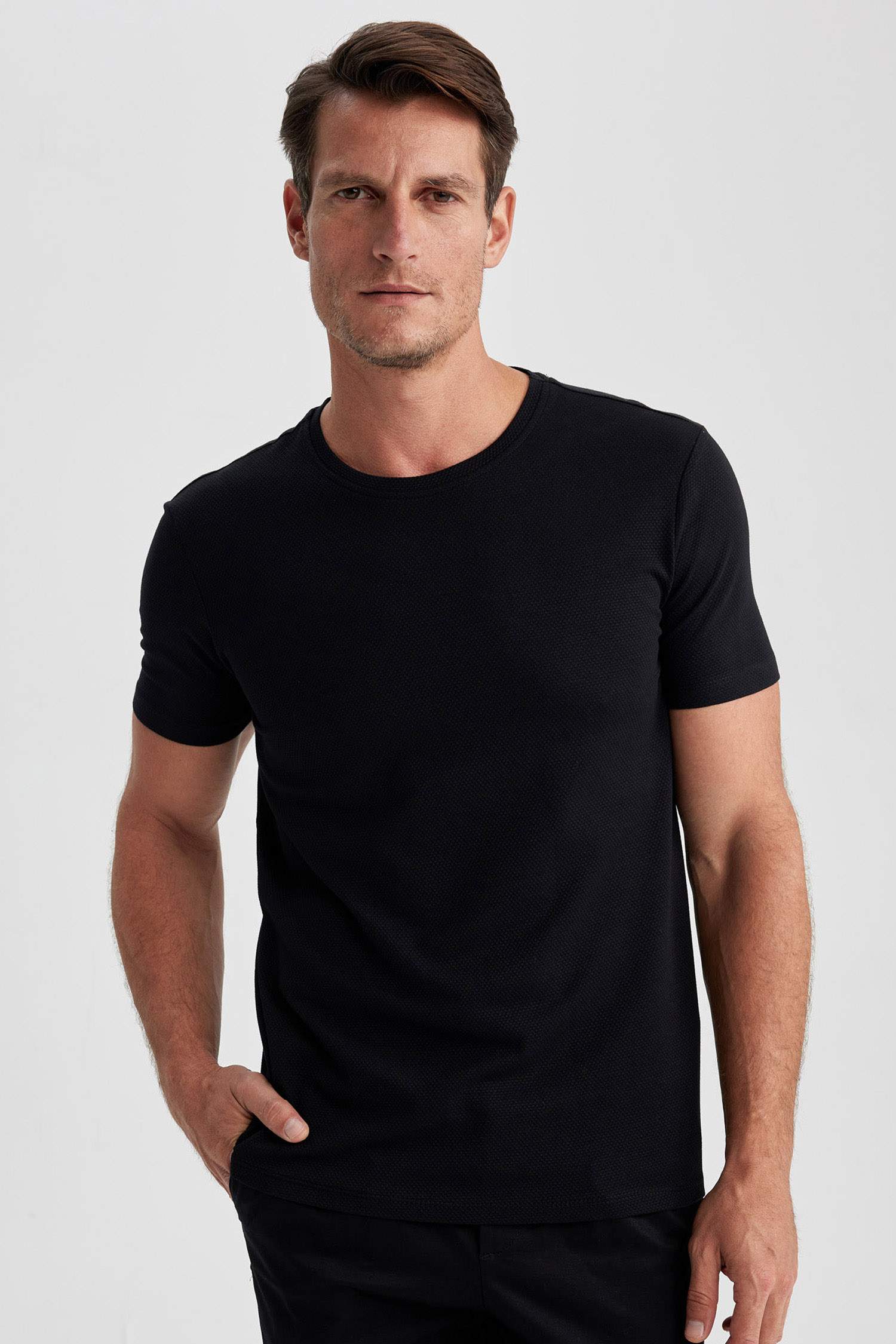 تي شيرت نص كم سليم فيت بياقة مستديرة