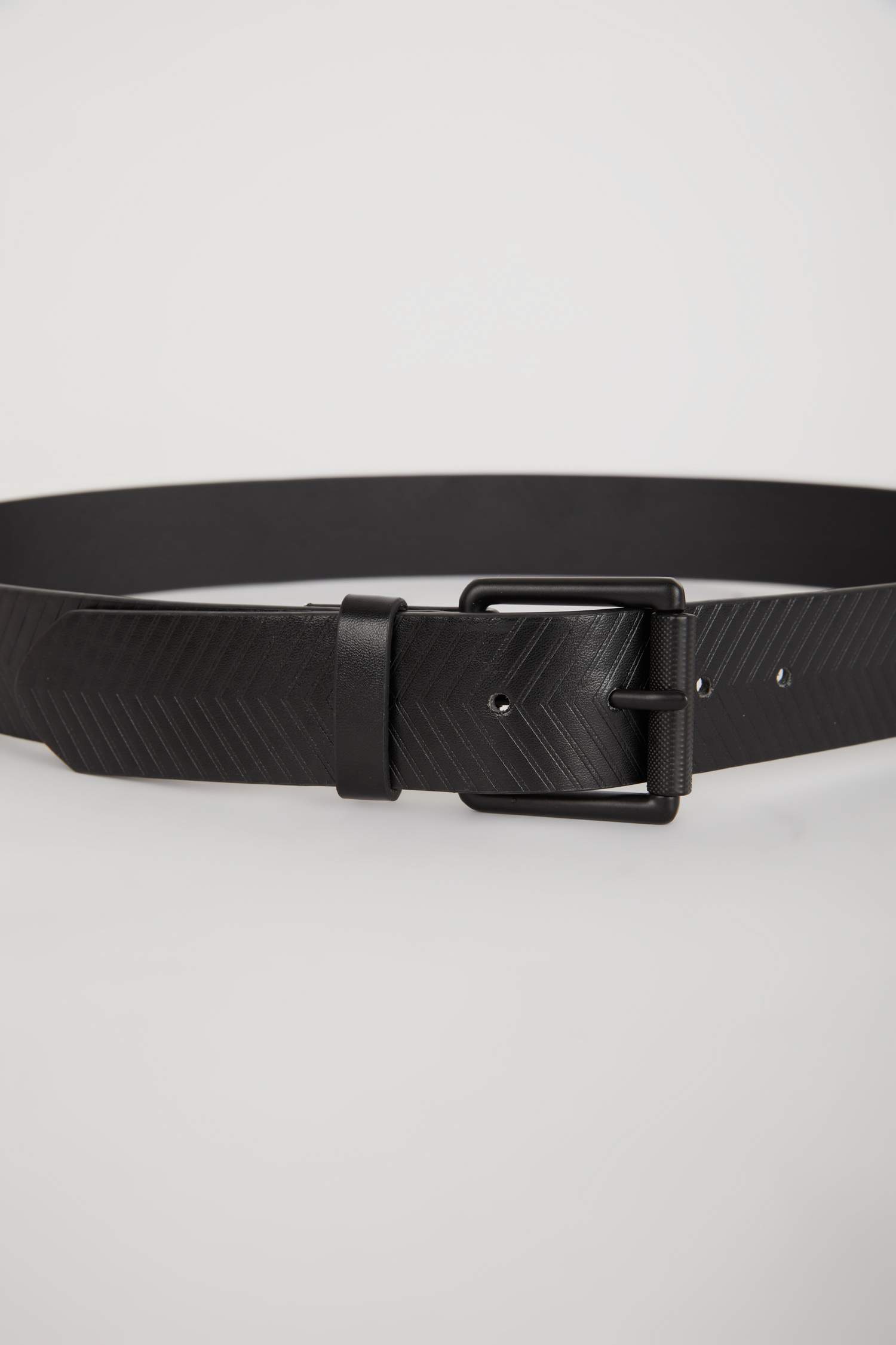 حزام جلد صناعي بمشبك مربع