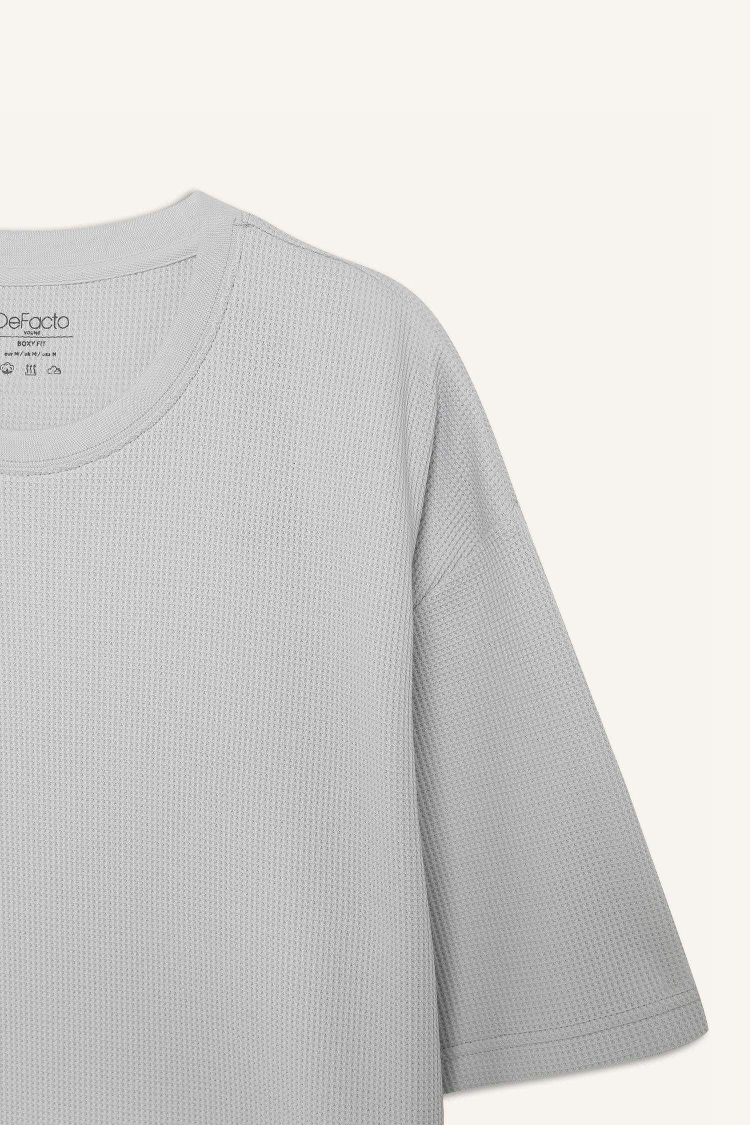 Футболка квадратного кроя с круглым вырезом и узором