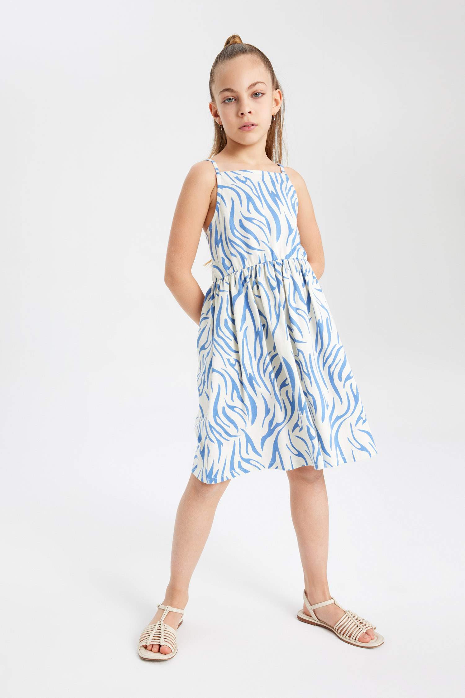 فستان منقوش قصة عادية بحمالات