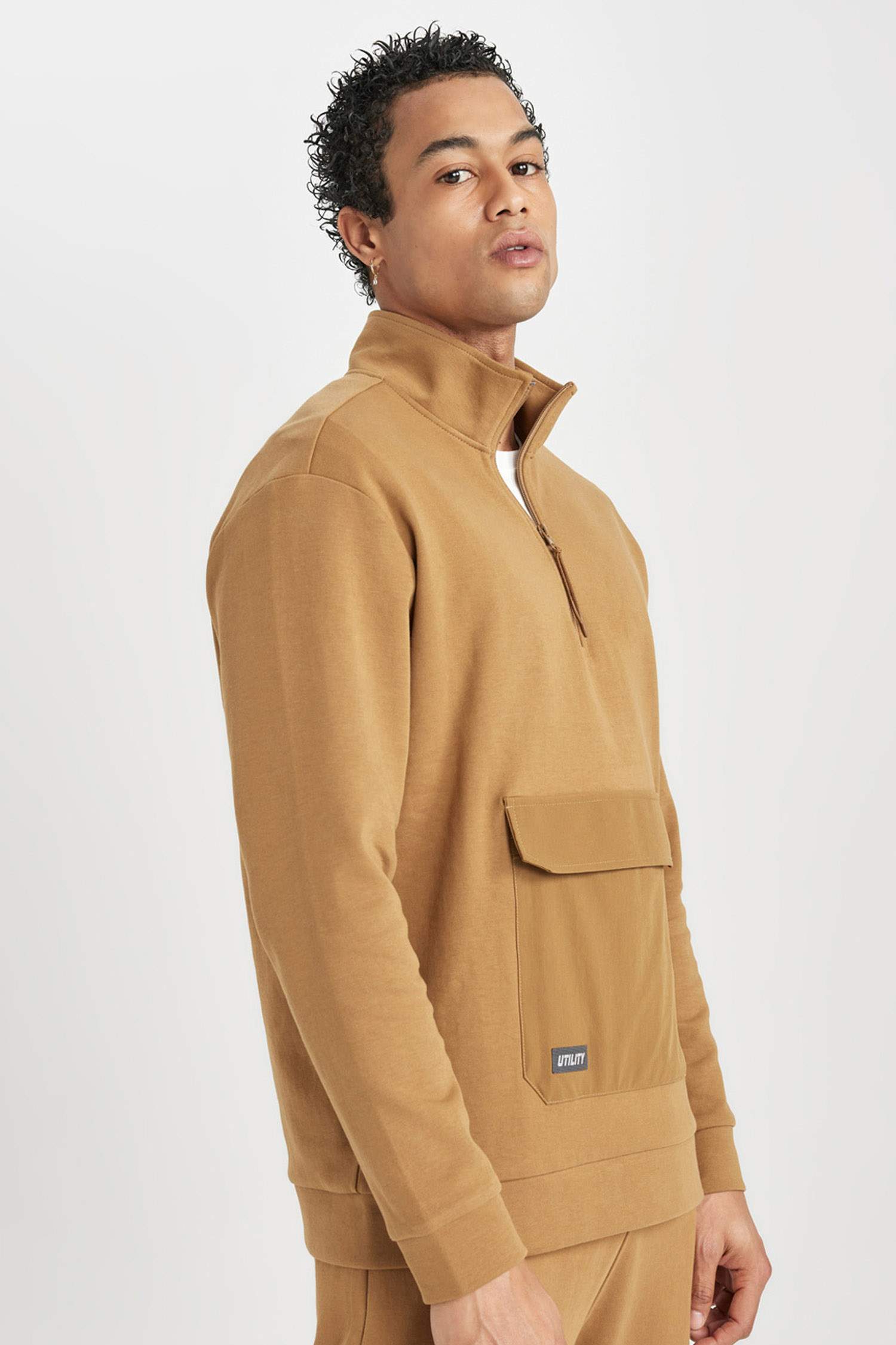 Standart Fit Dik Yaka Fermuarlı Cepli Sporcu Sweatshirt