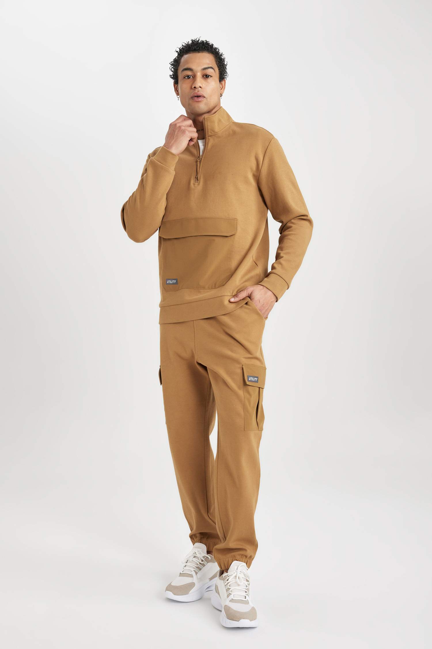 Standart Fit Dik Yaka Fermuarlı Cepli Sporcu Sweatshirt