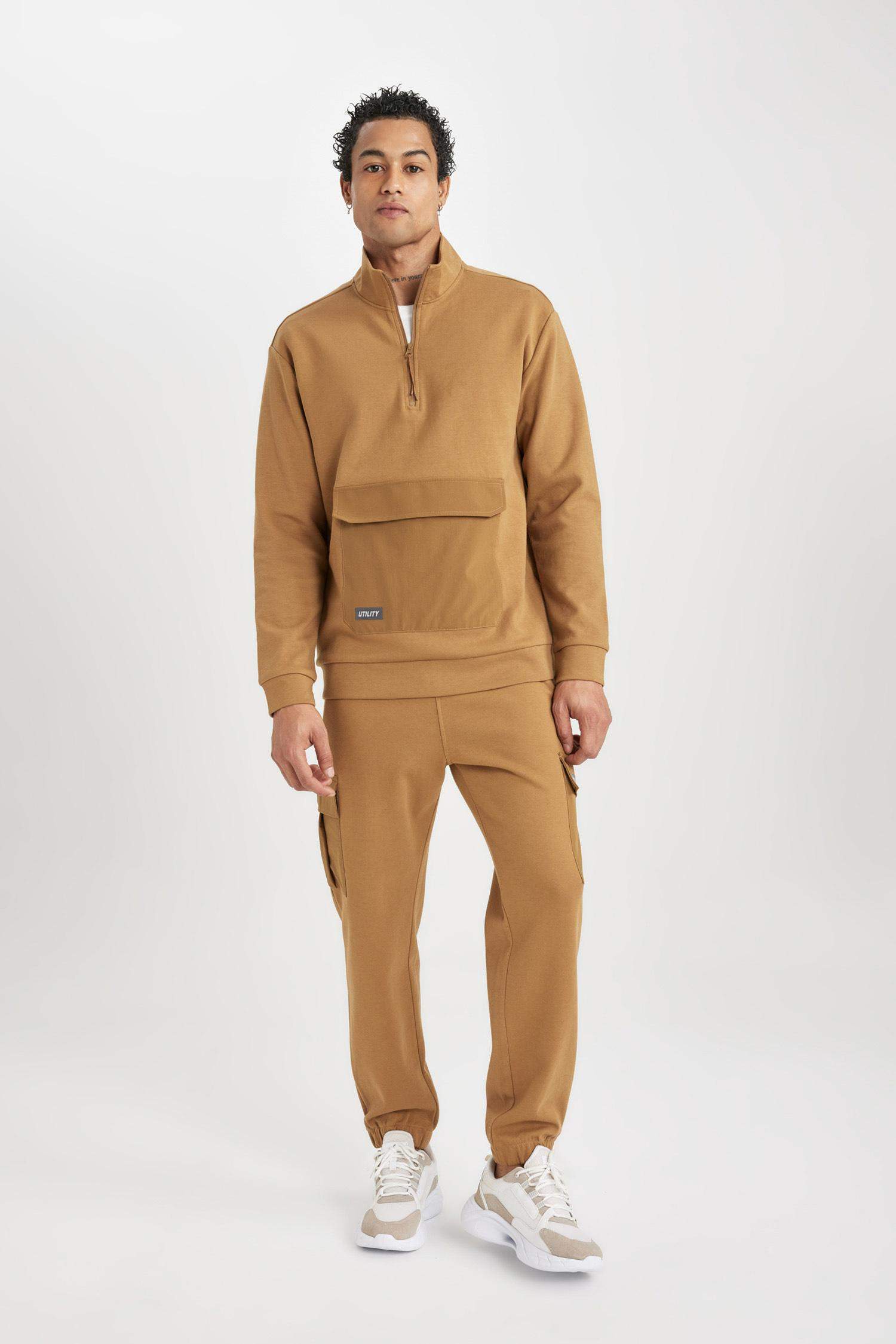 Standart Fit Dik Yaka Fermuarlı Cepli Sporcu Sweatshirt