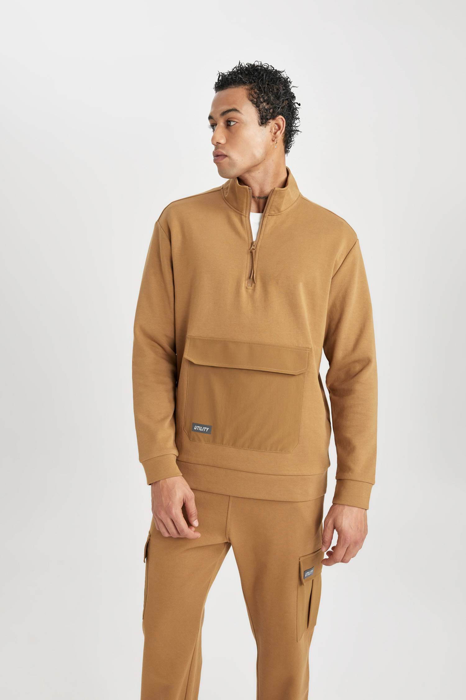 Standart Fit Dik Yaka Fermuarlı Cepli Sporcu Sweatshirt