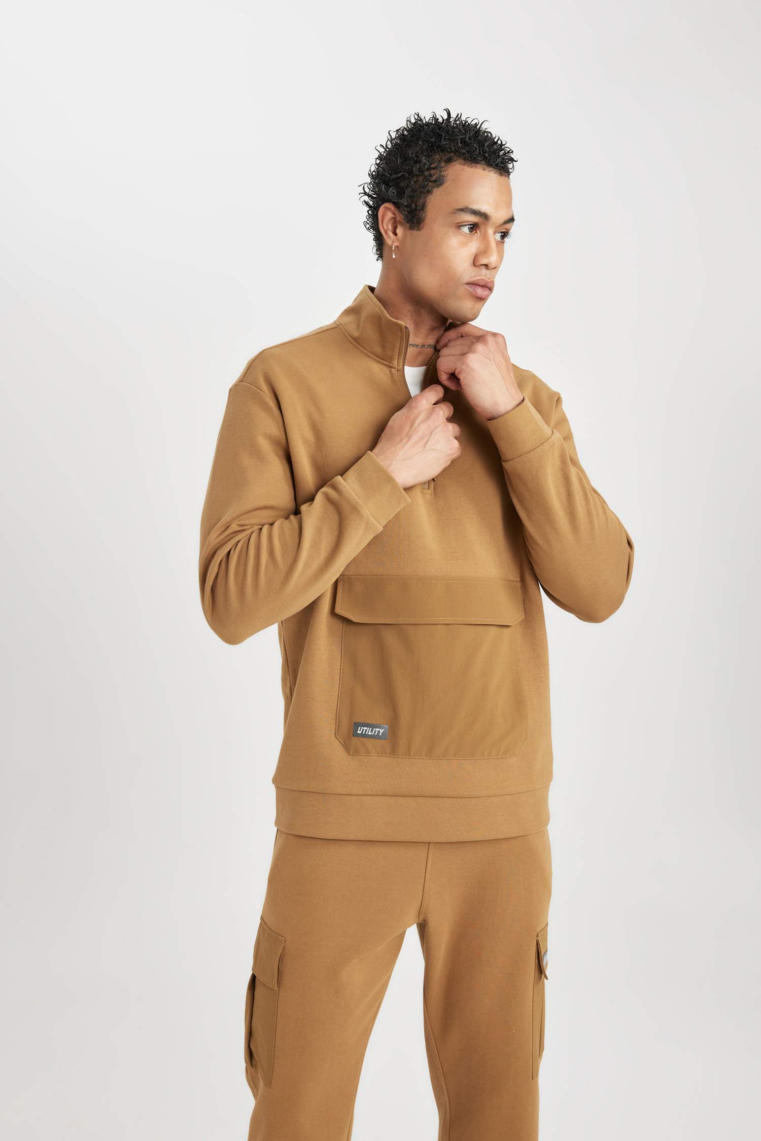 Standart Fit Dik Yaka Fermuarlı Cepli Sporcu Sweatshirt