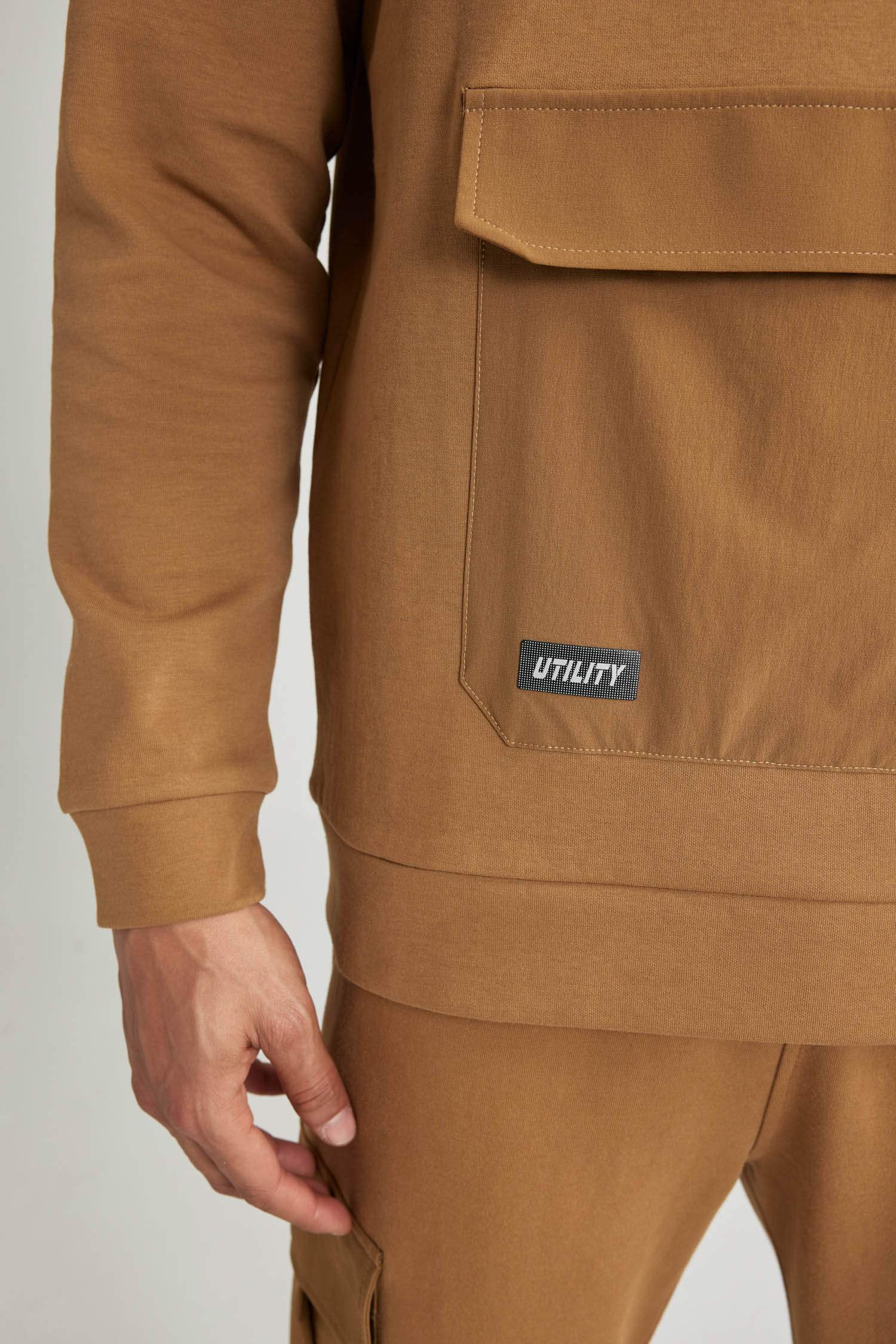 Standart Fit Dik Yaka Fermuarlı Cepli Sporcu Sweatshirt