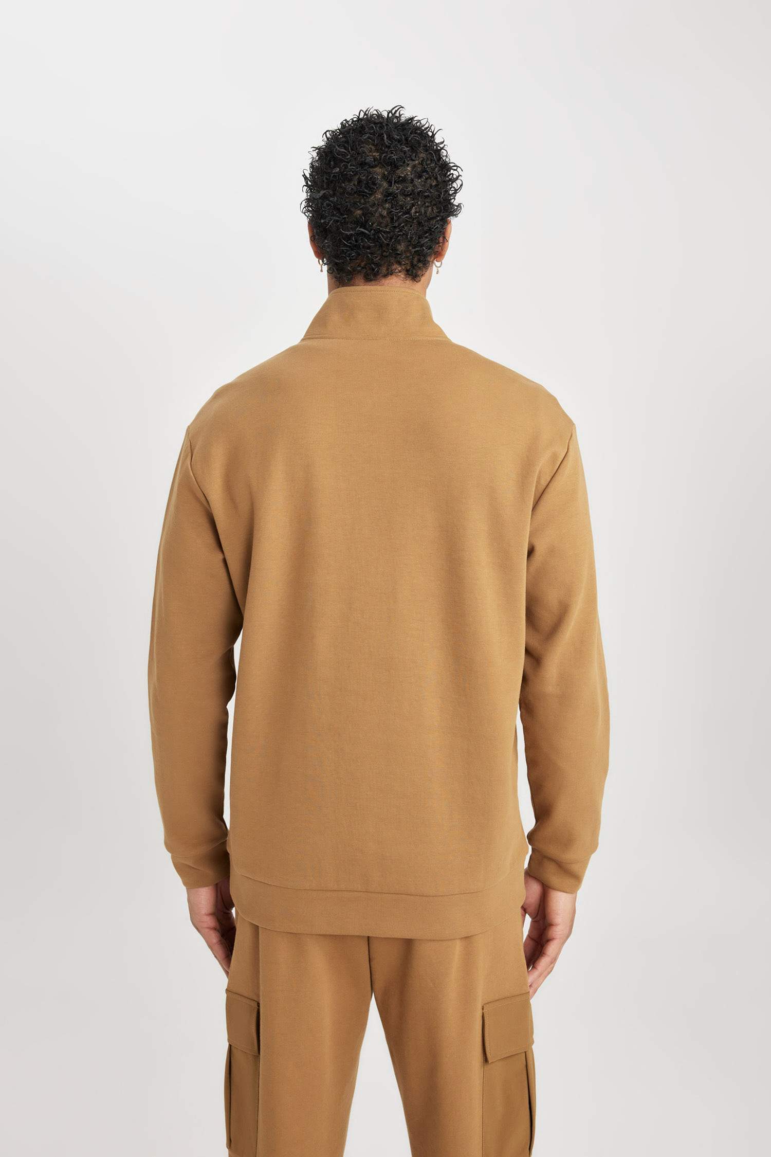 Standart Fit Dik Yaka Fermuarlı Cepli Sporcu Sweatshirt