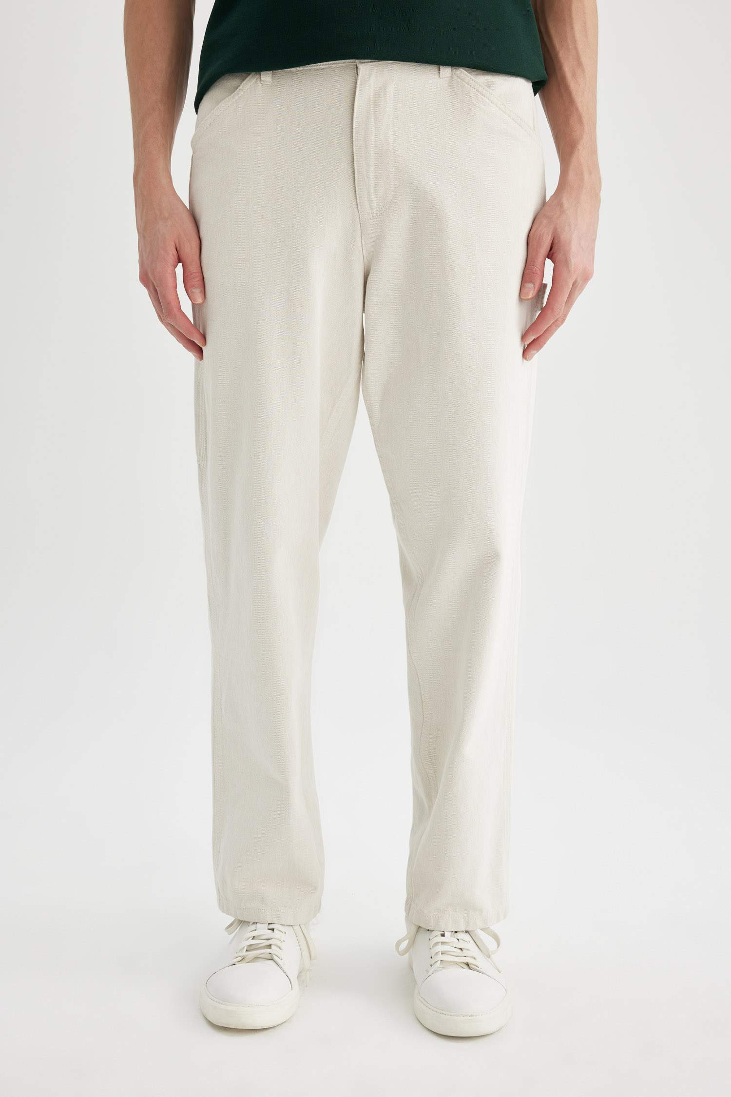 بنطرون ممزوج بالكتان قصة مريحة ورجل عادي