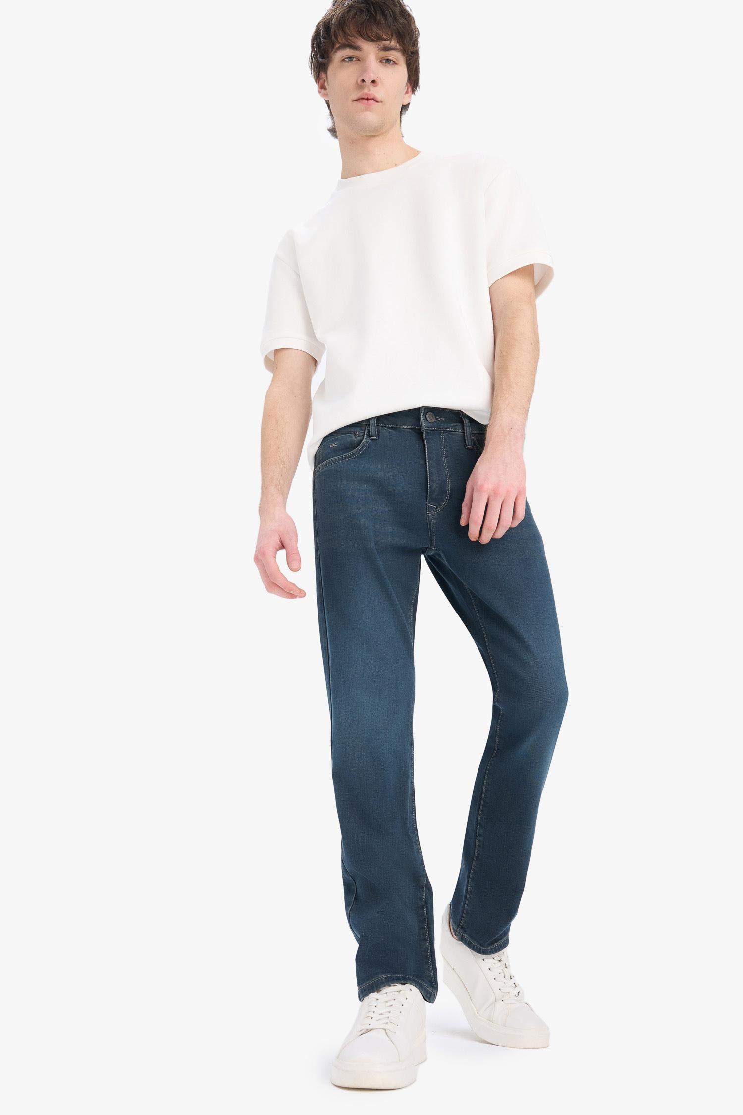 Jean droit coupe normale à taille normale