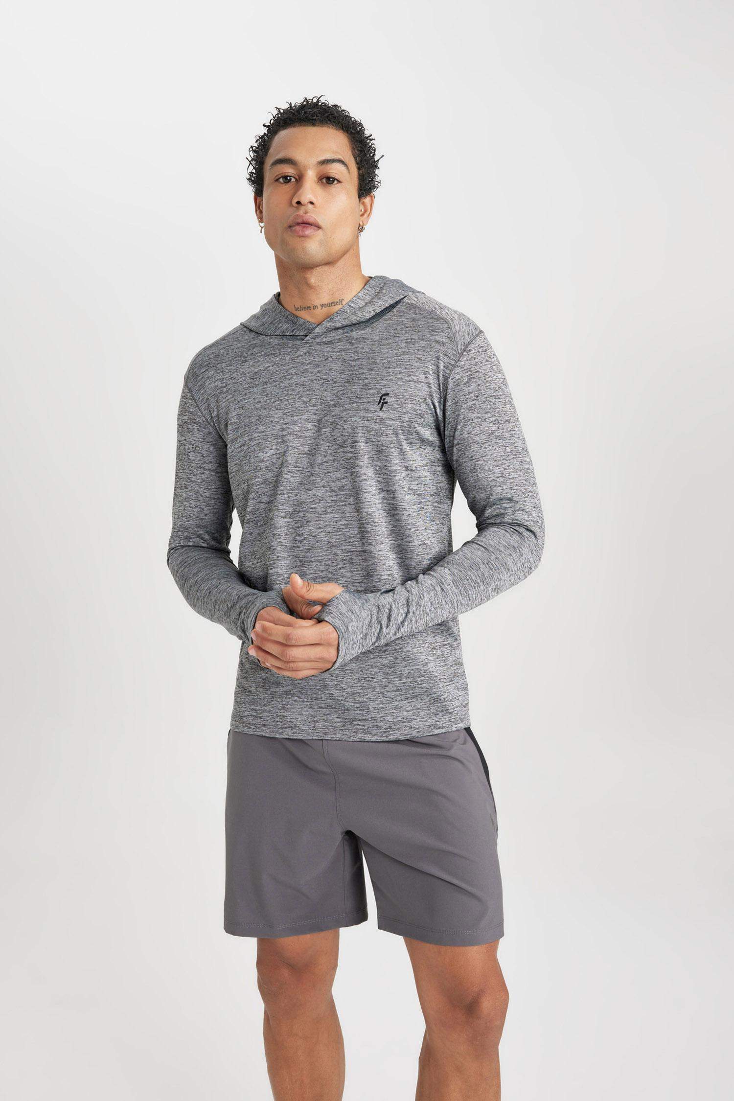 سويت شيرت رياضي سليم فيت بكابيشون من DeFactoFit