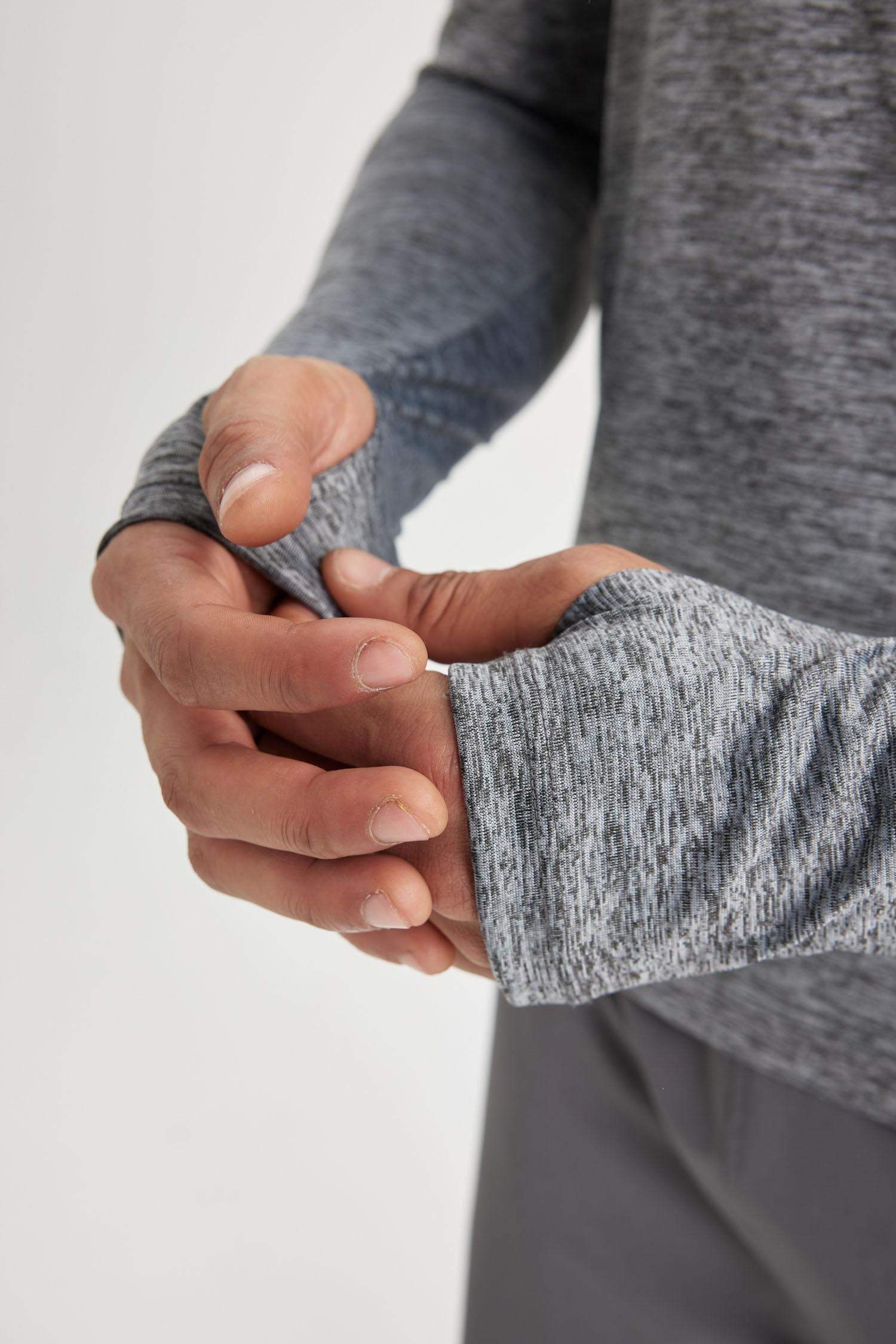 سويت شيرت رياضي سليم فيت بكابيشون من DeFactoFit