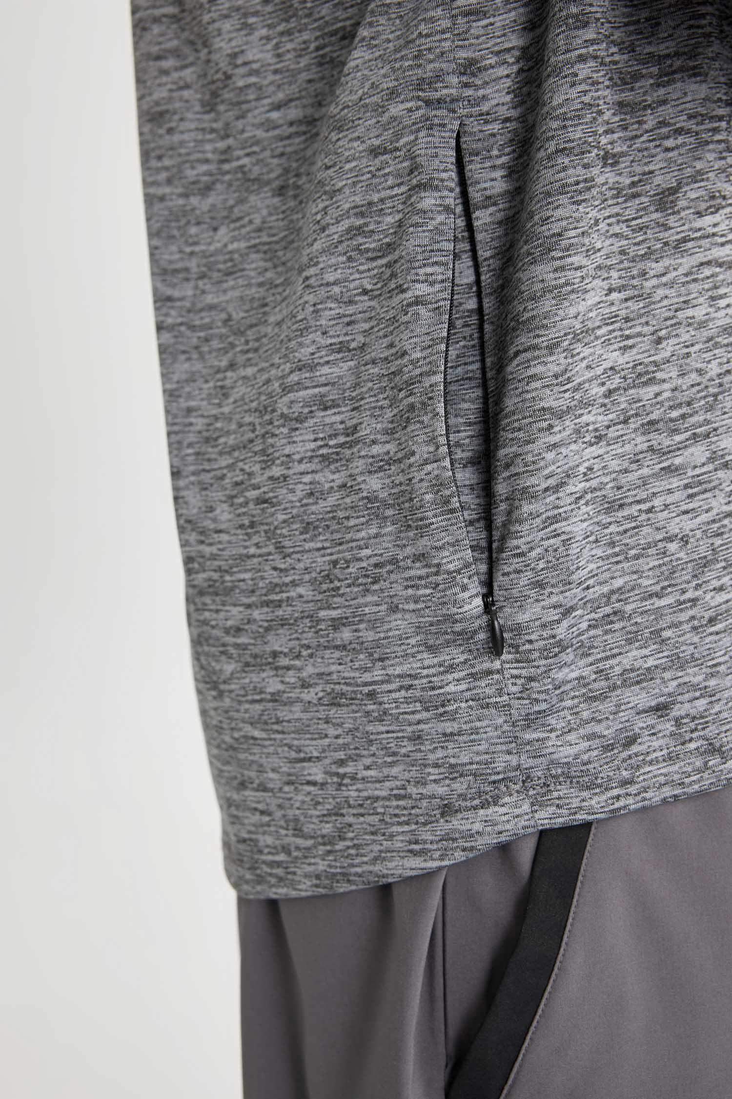 سويت شيرت رياضي سليم فيت بكابيشون من DeFactoFit