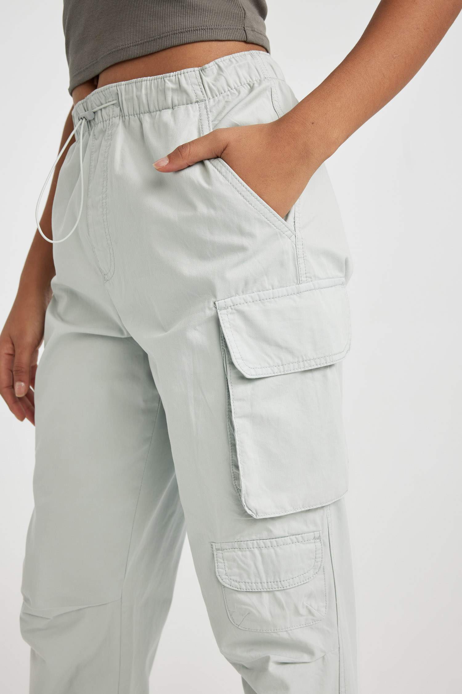 Брюки карго с высокой талией из габардина