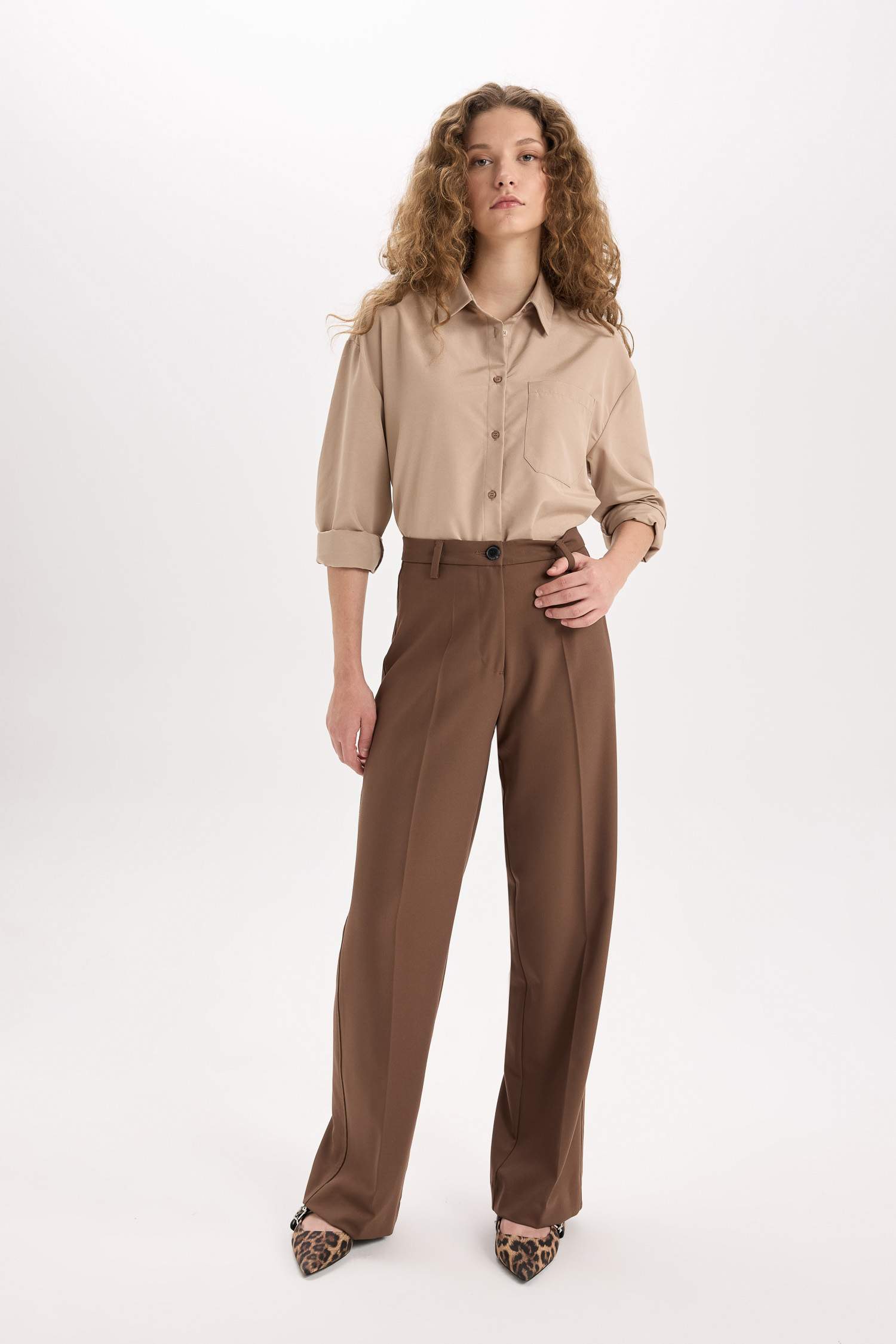 Брюки с высокой талией и широкими штанинами