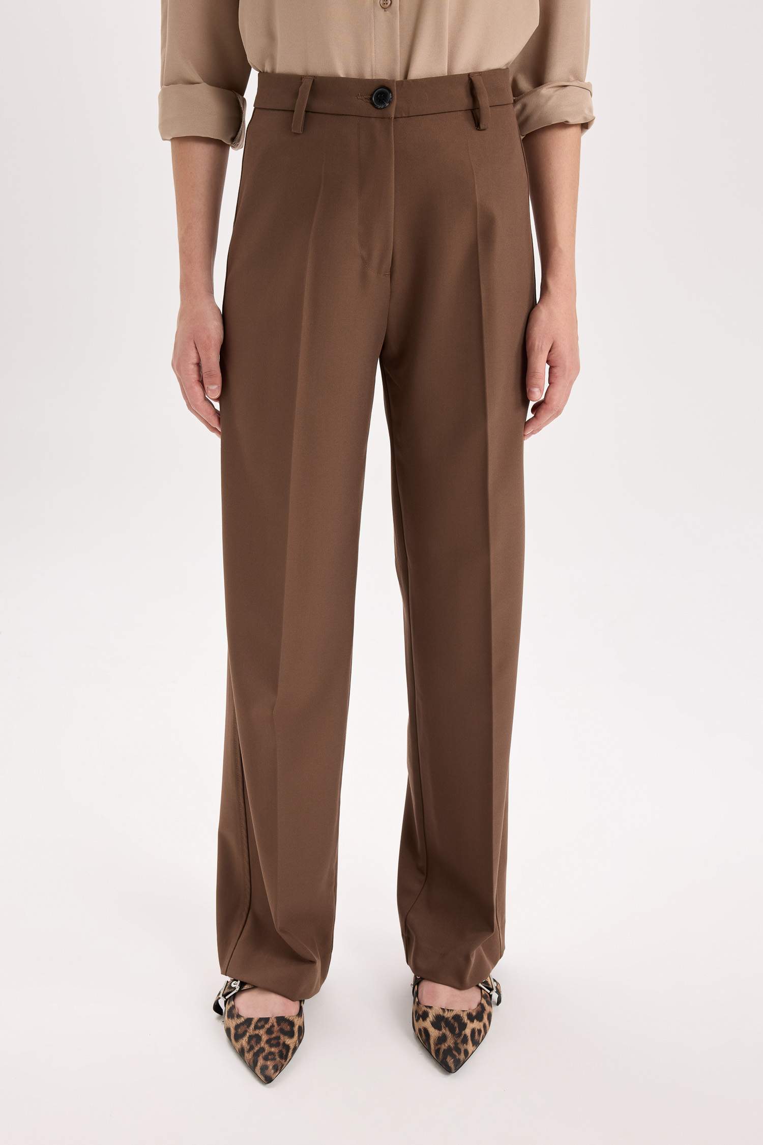 Брюки с высокой талией и широкими штанинами