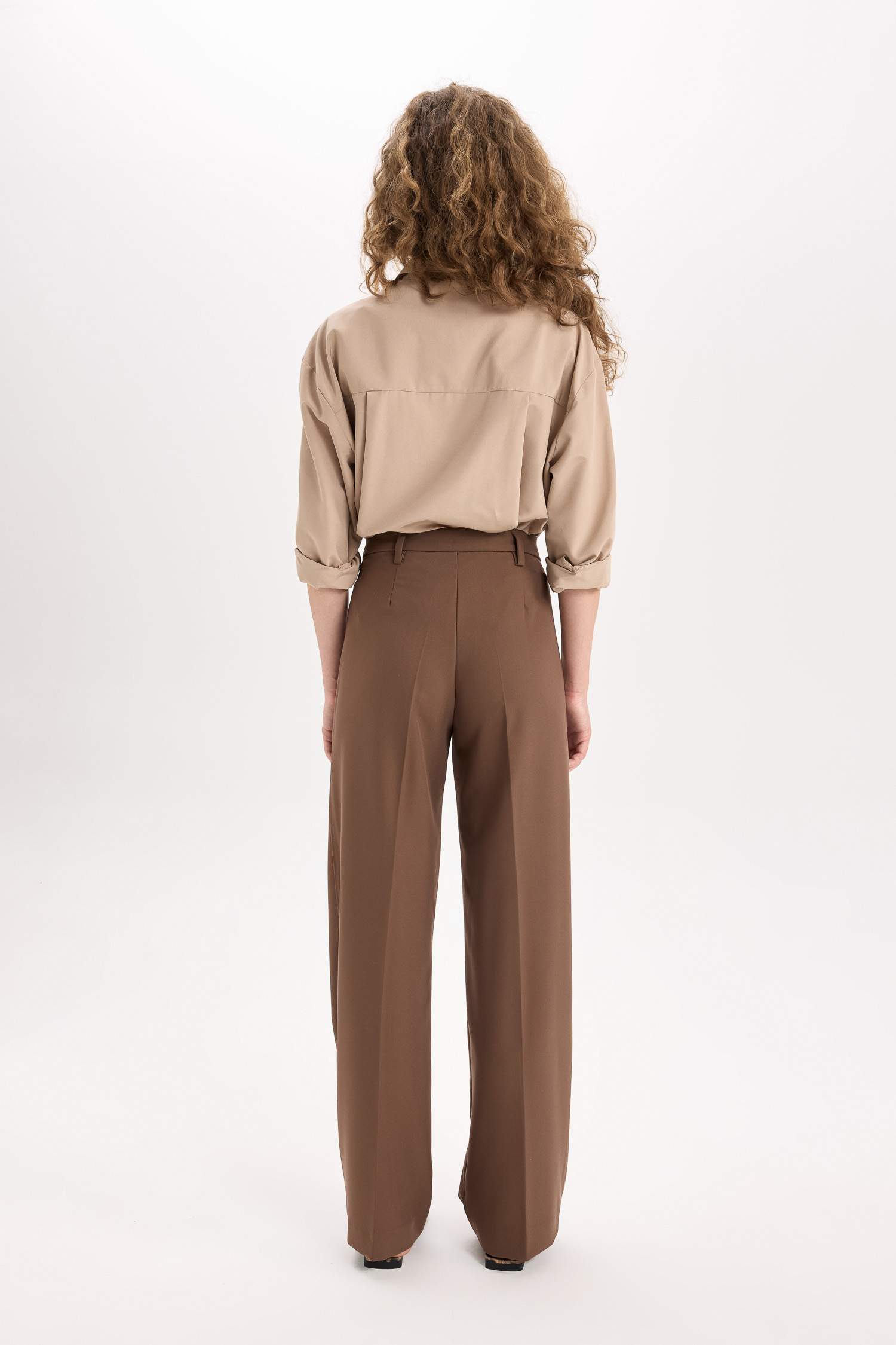 Брюки с высокой талией и широкими штанинами