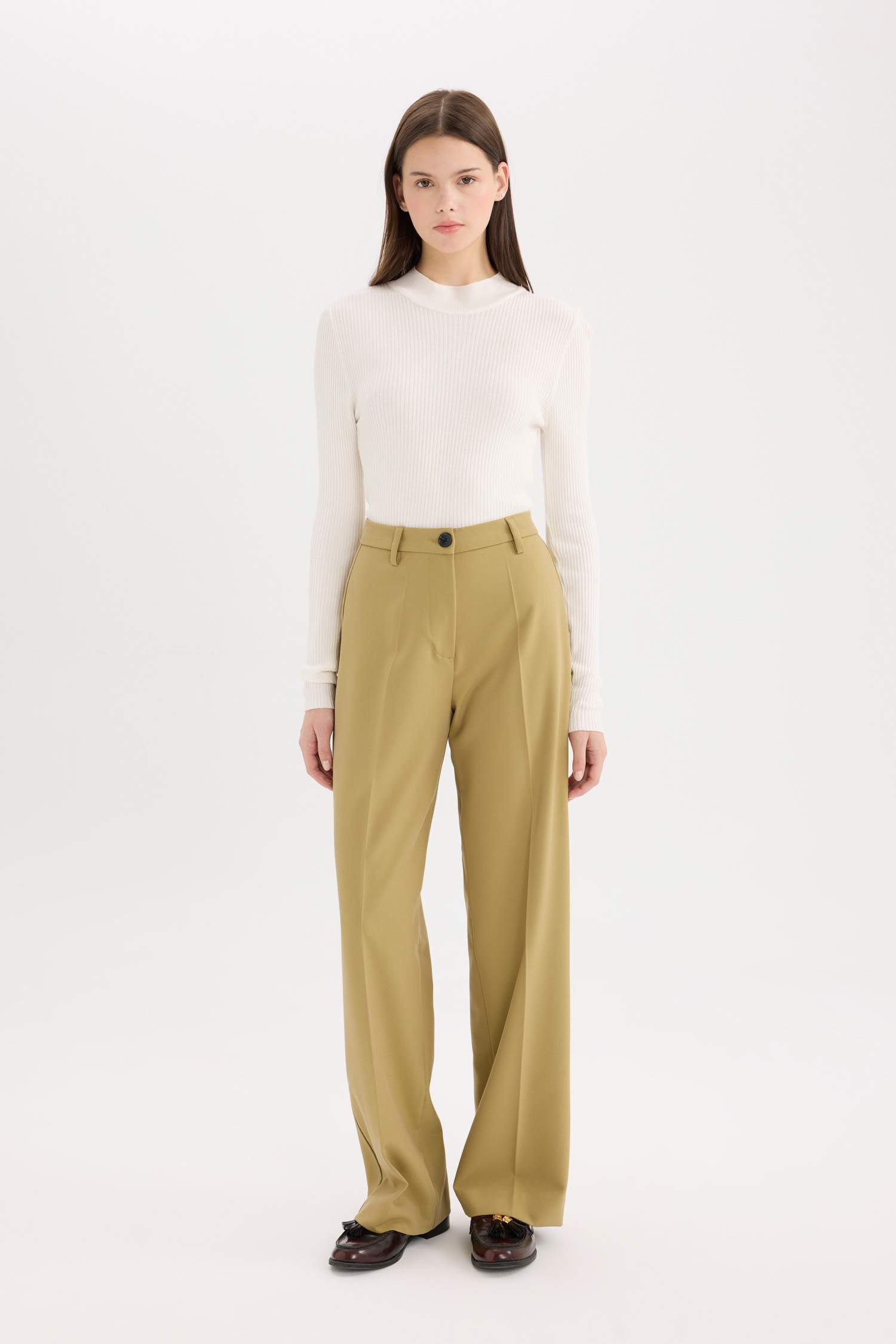 Стандартные брюки с высокой талией и широкими штанинами