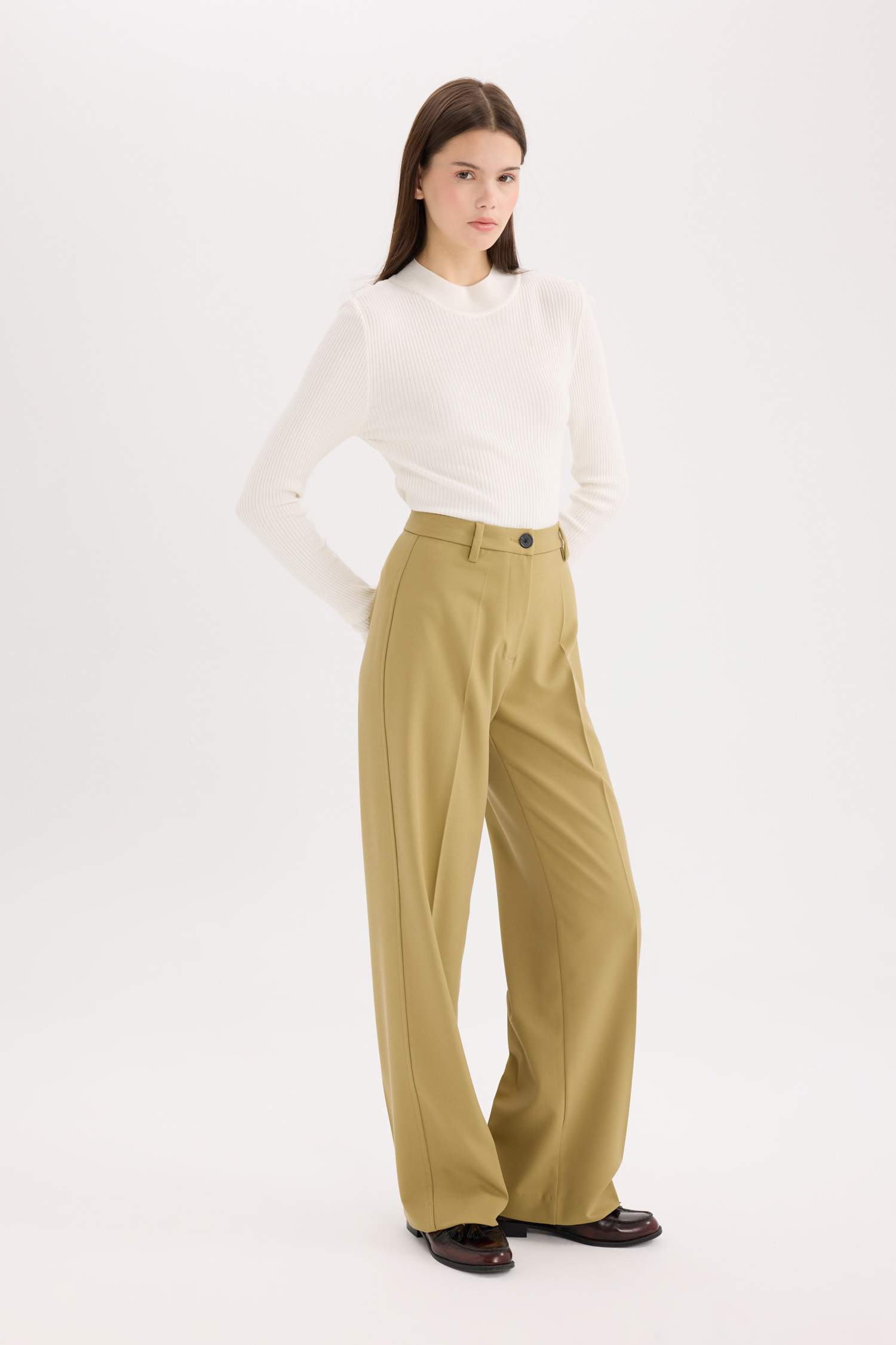 Стандартные брюки с высокой талией и широкими штанинами