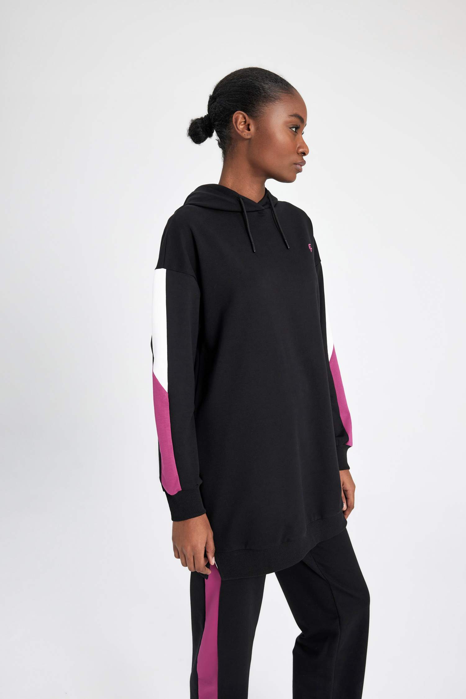 سويت شيرت رياضي بطبعة شعار قصة طويلة من DeFactoFit